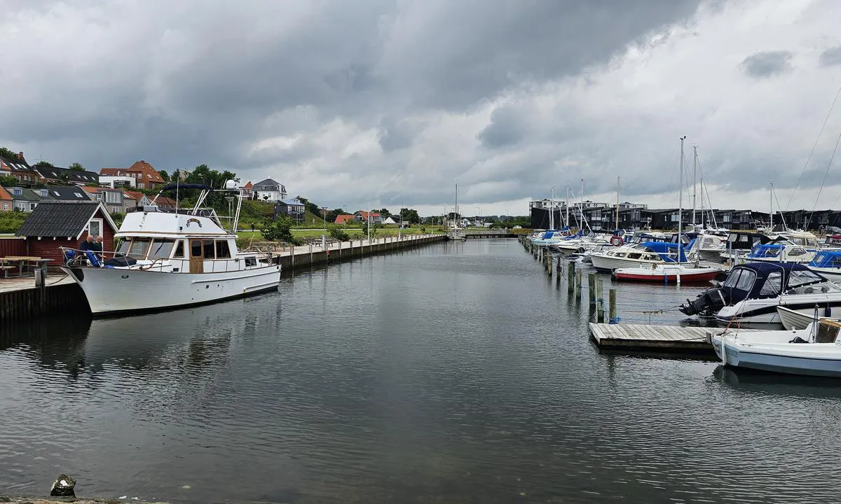 Holstebro-Struer Lystbådehavn: {"base": "no", "no": "Bro 4, gjesteplasser", "se": "Brygga 4, g\u00e4stplatser", "en": "Pier 4, guest spaces", "da": "Brogade 4, g\u00e6stepladser"}