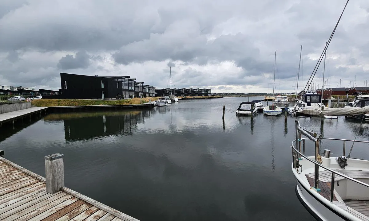 Holstebro-Struer Lystbådehavn: {"base": "no", "no": "Bro 4, gjesteplasser.", "se": "Bro 4, g\u00e4stplatser.", "en": "Quay 4, guest berths.", "da": "Bro 4, g\u00e6stepladser."}