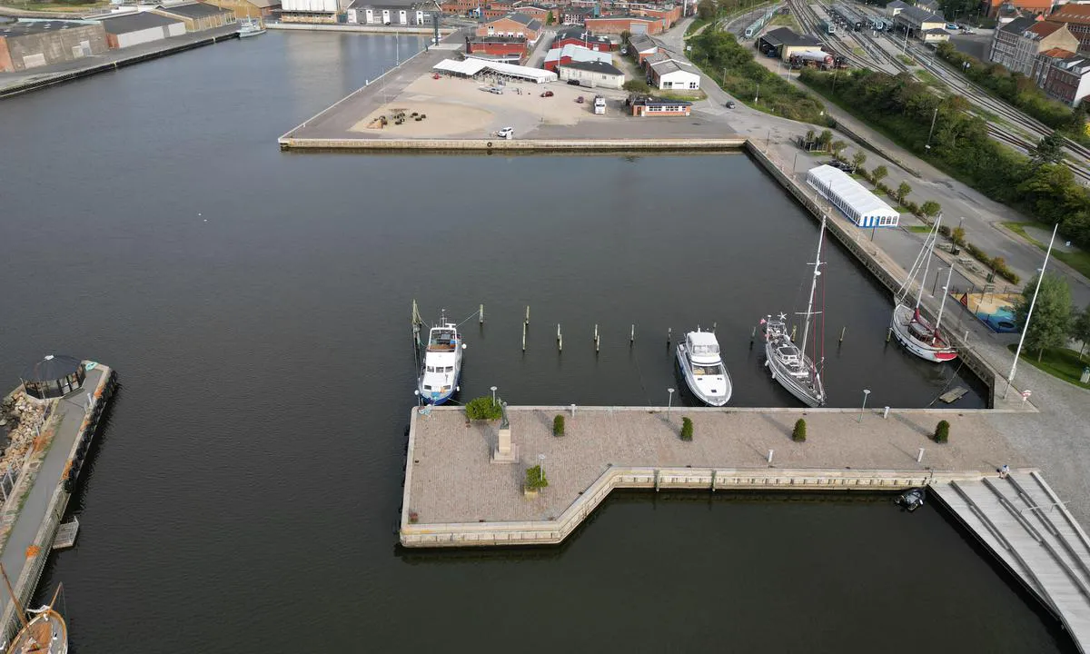 Holstebro-Struer Lystbådehavn: {"base": "da", "no": "Brygge 8 i Struer.", "se": "Brygga 8 i Struer.", "en": "Pier 8 in Struer.", "da": "Bro 8 i Struer."}
