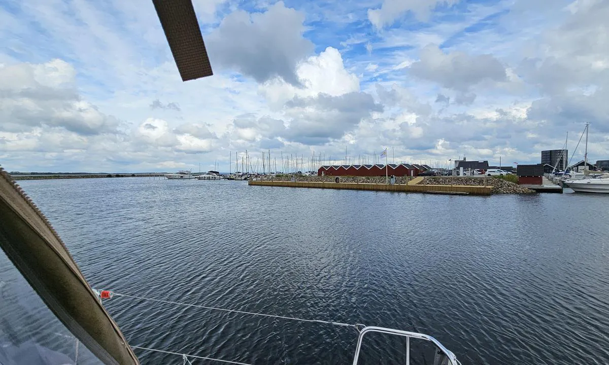 Holstebro-Struer Lystbådehavn: {"base": "no", "no": "Diesel og bensin fylling, og t\u00f8mmestasjon for septik.", "se": "Diesel- och bensinp\u00e5fyllning samt t\u00f6mningsstation f\u00f6r septiktank.", "en": "Diesel and gasoline refueling, and a pump-out station for septic waste.", "da": "Diesel og benzin p\u00e5fyldning og t\u00f8mning af septiktank."}