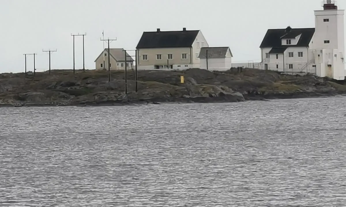 {"base": "no", "no": "Hombursund fyr rett utenfor bukta hvor havna ligger", "se": "Hombursund fyr strax utanf\u00f6r bukten d\u00e4r hamnen ligger", "en": "Hombursund lighthouse just outside the bay where the harbor is located", "da": "Homborsund fyr lige uden for bugten, hvor havnen ligger"}