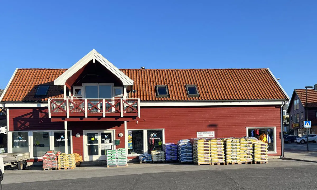 Hommersåk: {"base": "no", "no": "West Marina as .\r\nKaiveien 33\r\n4310 Hommers\u00e5k\r\nMaritimt utstyr \u00e5 butikk.", "se": "West Marina AB. <br>Kaiv\u00e4gen 33<br>4310 Hommers\u00e5k<br>Maritima tillbeh\u00f6r och butik.", "en": "West Marina Ltd. <br> Kaiveien 33 <br> 4310 Hommers\u00e5k <br> Maritime equipment and store.", "da": "West Marina as .<br>Kaiveien 33<br>4310 Hommers\u00e5k<br>Maritimt udstyr og butik."}
