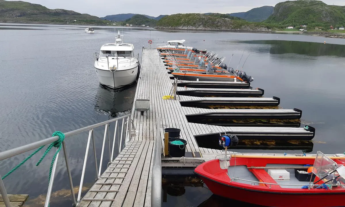Hongsand: {"base": "no", "no": "Gjestebryggen med b\u00e5ser for ''fisketurisme'' p\u00e5 andre siden.", "se": "G\u00e4stbryggan med platser f\u00f6r ''fisketurism'' p\u00e5 andra sidan.", "en": "The guest pier with slips for 'fishing tourism' on the other side.", "da": "G\u00e6stebroen med b\u00e5se til ''fisketurisme'' p\u00e5 den anden side."}