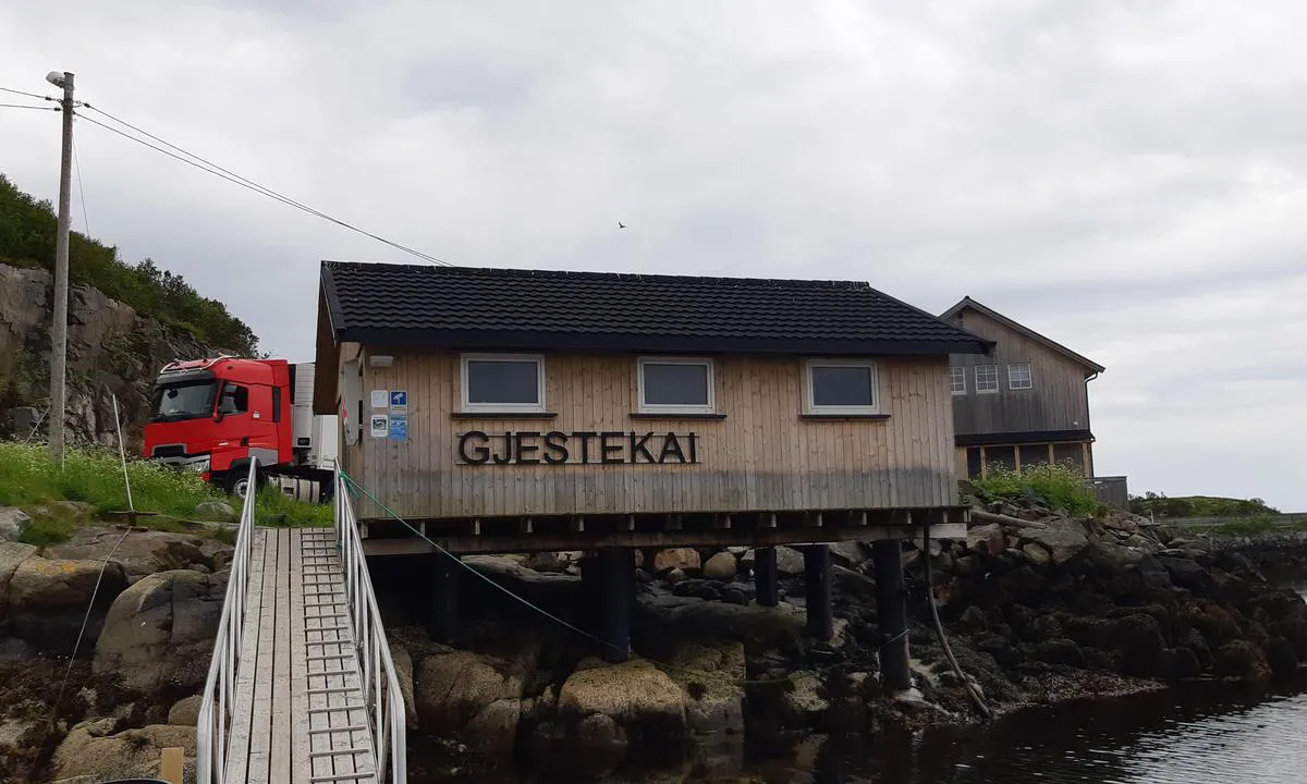 Hongsand: {"base": "no", "no": "Godt merket med ''Gjestekai'' som kan leses p\u00e5 avstand.", "se": "V\u00e4l m\u00e4rkt med ''G\u00e4stbrygga'' som kan l\u00e4sas p\u00e5 avst\u00e5nd.", "en": "Well marked with ''Guest Pier'' which can be read from a distance.", "da": "Godt markeret med ''G\u00e6stekaj'' som kan l\u00e6ses p\u00e5 afstand."}