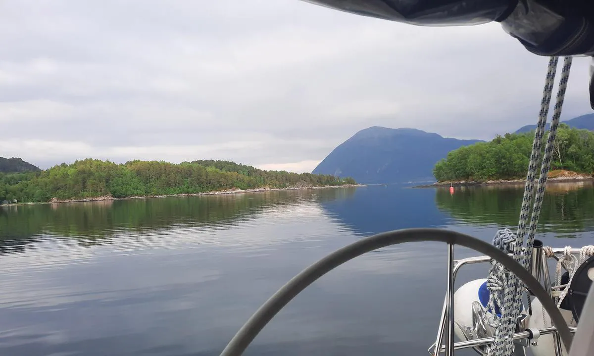 Honningdalsvågen: Med utsikt mot Storfjorden. KNBF-bøye til høgre på biletet. Ukjent tilstand...