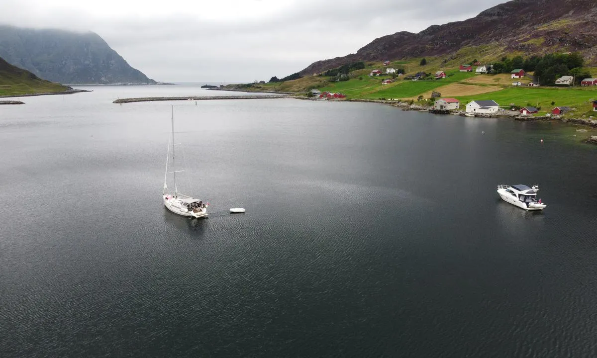Honningsvåg svaiplass: {"base": "no", "no": "Bildet er tatt med drone, mot innseilingen til havna.", "se": "Bilden \u00e4r tagen med dr\u00f6nare, mot infarten till hamnen.", "en": "The picture is taken with a drone, towards the entrance to the harbor.", "da": "Billedet er taget med drone, mod indsejlingen til havnen."}