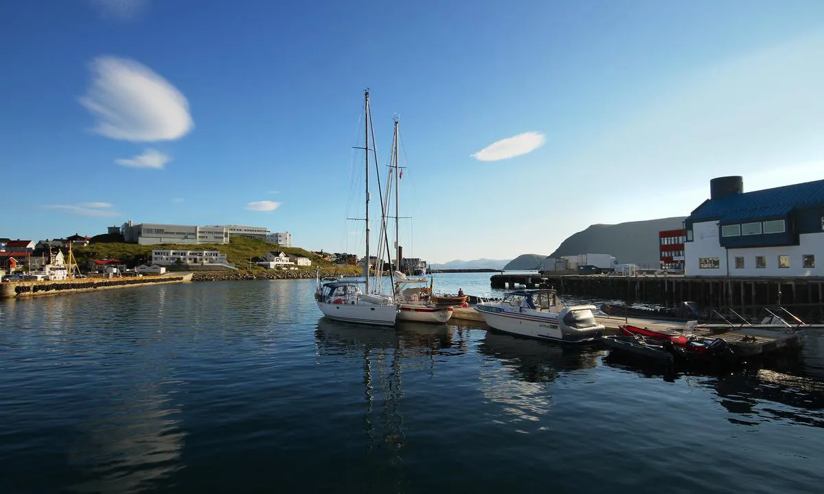 Honningsvåg: {"base": "no", "no": "Gjestehavna ligger innerst i V\u00e5gen. Hvis det er cruiseship i byen vil gjesteebryggen v\u00e6re opptatt for transport til og fra cruiseshipene.", "se": "G\u00e4sthamnen ligger l\u00e4ngst in i V\u00e5gen. Om det finns ett kryssningsfartyg i staden kommer g\u00e4stbryggan att vara upptagen f\u00f6r transport till och fr\u00e5n kryssningsfartygen.", "en": "The guest harbor is located at the innermost part of V\u00e5gen. If there is a cruise ship in the city, the guest pier will be occupied for transport to and from the cruise ships.", "da": "G\u00e6stehavnen ligger inderst i V\u00e5gnen. Hvis der er krydstogtskib i byen, vil g\u00e6stebroen v\u00e6re optaget til transport til og fra krydstogtskibene."}