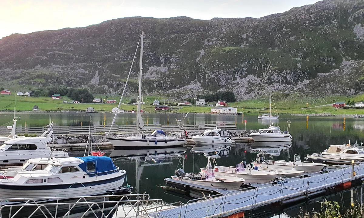 Honningsvåg Båthavn: Gjesteplassene er langs moloen på nordsiden i havna. Juni 2022.