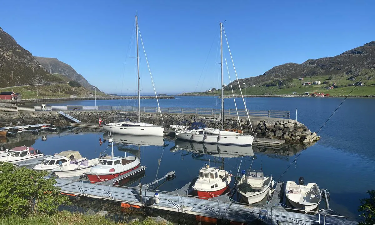 Honningsvåg Båthavn: Nydelig liten havn med plass til 2-3 båter longside innenfor moloen på flytebrygge. Vær obs på kjetting fra bryggene som går til store betongklosser mot småbåthavnene ved lavvann. 2,4m dybde på laveste. Anbefaler å rygge inn. Alternativt å ligge på svai utenfor på sandbunn.