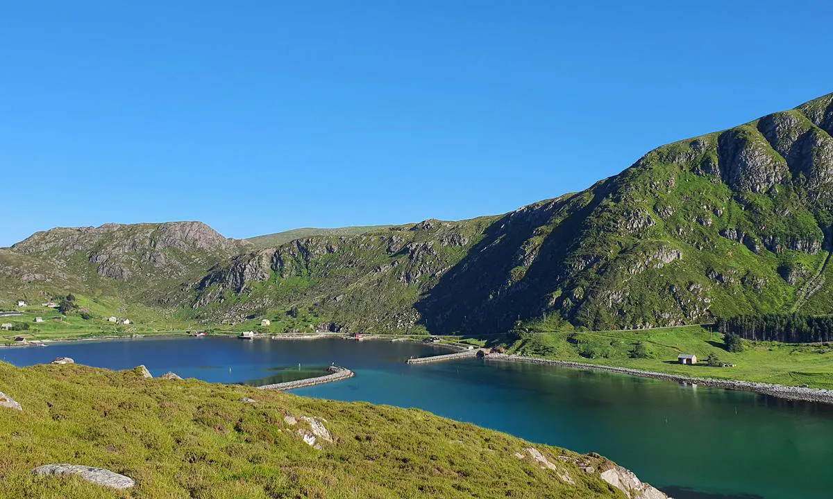 Honningsvåg Båthavn: Mange turmuligheter. Her fra en tur på nordsiden av vågen.