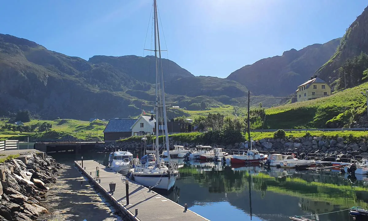 Honningsvåg Båthavn: Trygg havn, men med vestavind og sjøen rett inn blir det humpete å komme seg ut... God flytebrygge i betong. PILA ligger trygt fortøyd bak den sveitsiske seilbåten. Juni 2022.