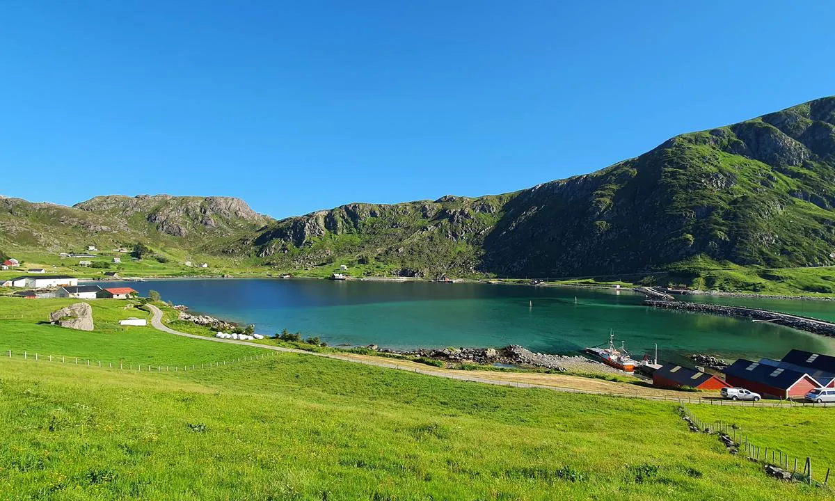 Honningsvåg Båthavn: Må gå midt i "kanalen", da det er grundt, spesielt på nordsiden av den yttre moloen, hovedsakelig sand. Se bildet.