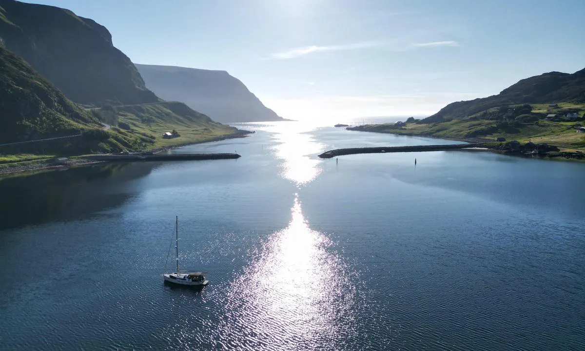 Honningsvåg svaiplass: {"base": "no", "no": "Bl\u00e5ste laber bris p\u00e5 vei inn i V\u00e5gen. Nesten helt vindstille inne i V\u00e5gen", "se": "Bl\u00e5ste laber bris p\u00e5 v\u00e4g in i V\u00e5gen. N\u00e4stan helt vindstilla inne i V\u00e5gen", "en": "A moderate breeze was blowing on the way into V\u00e5gen. Almost completely calm inside V\u00e5gen", "da": "Bl\u00e6ste let til frisk brise p\u00e5 vej ind i V\u00e5gen. N\u00e6sten helt vindstille inde i V\u00e5gen"}