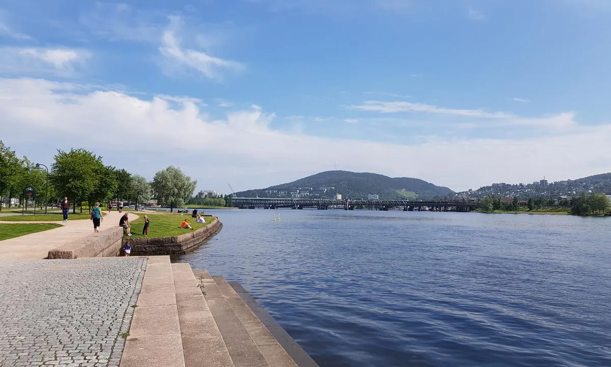 Honnørbrygga / Skutebrygga: Strandpromenade og badeplass helt ned til Holmenbrua.