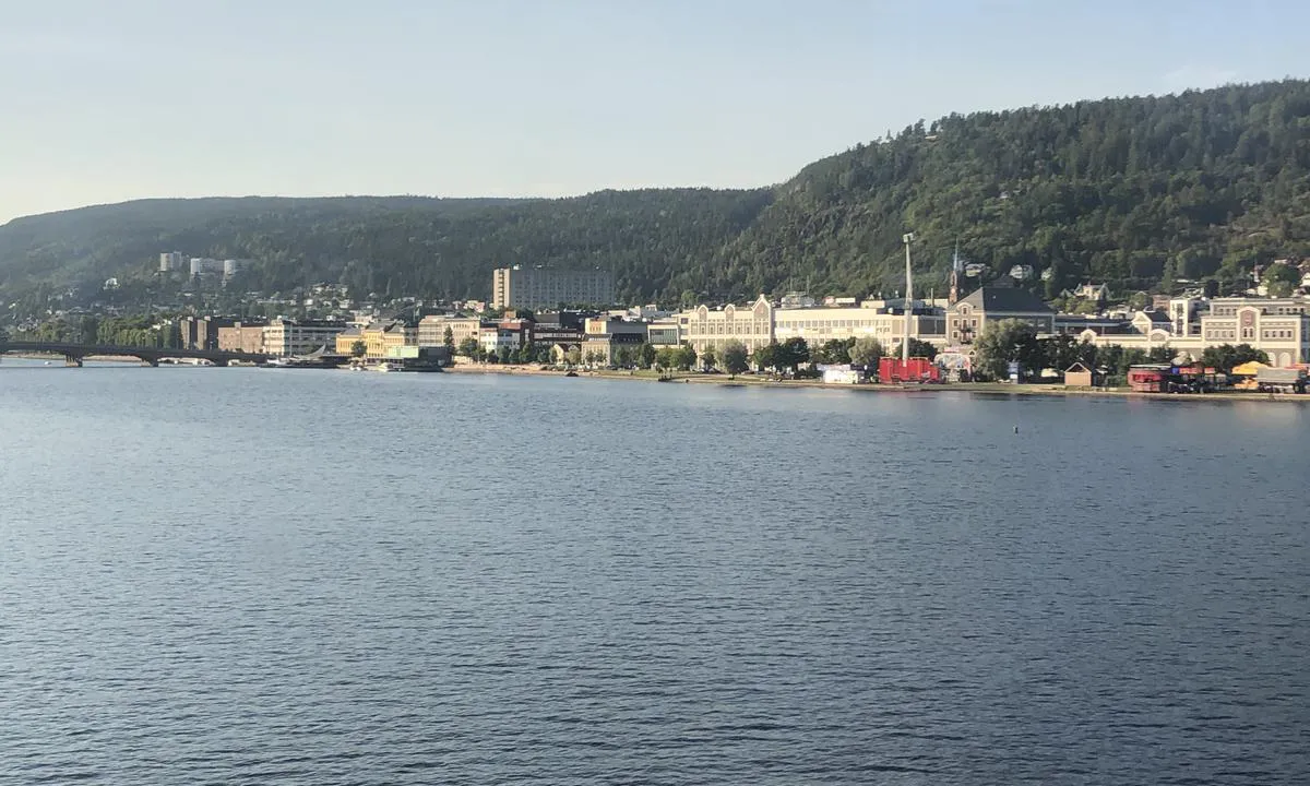 Honnørbrygga / Skutebrygga: Drammen sett fra sydsiden av Drammenselva.