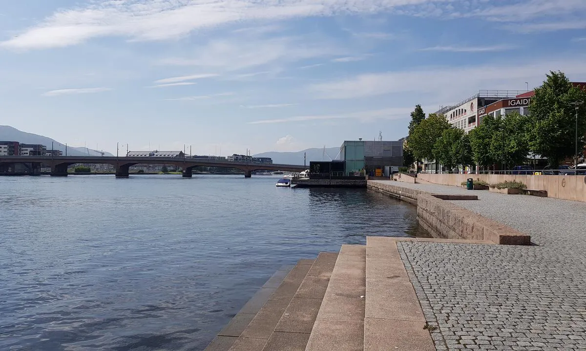 Honnørbrygga / Skutebrygga: {"base": "no", "no": "En av to restauranter langs brygga, der bildet er tatt fra er det sv\u00e6rt grunt!.", "se": "En av tv\u00e5 restauranger l\u00e4ngs bryggan, d\u00e4r bilden \u00e4r tagen fr\u00e5n \u00e4r det mycket grunt!.", "en": "One of two restaurants along the quay, where the picture is taken from, it is very shallow!", "da": "En af to restauranter langs kajen, hvor billedet er taget fra, er der meget lavvandet!"}