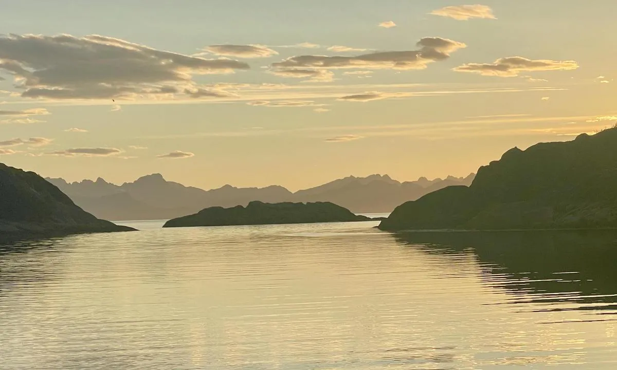 Hophamn: {"base": "en", "no": "Utsikt fra bukten mot Lofoten", "se": "Utsikt fr\u00e5n bukten mot Lofoten", "en": "View from bay to Lofoten", "da": "Udsigt fra bugten til Lofoten"}