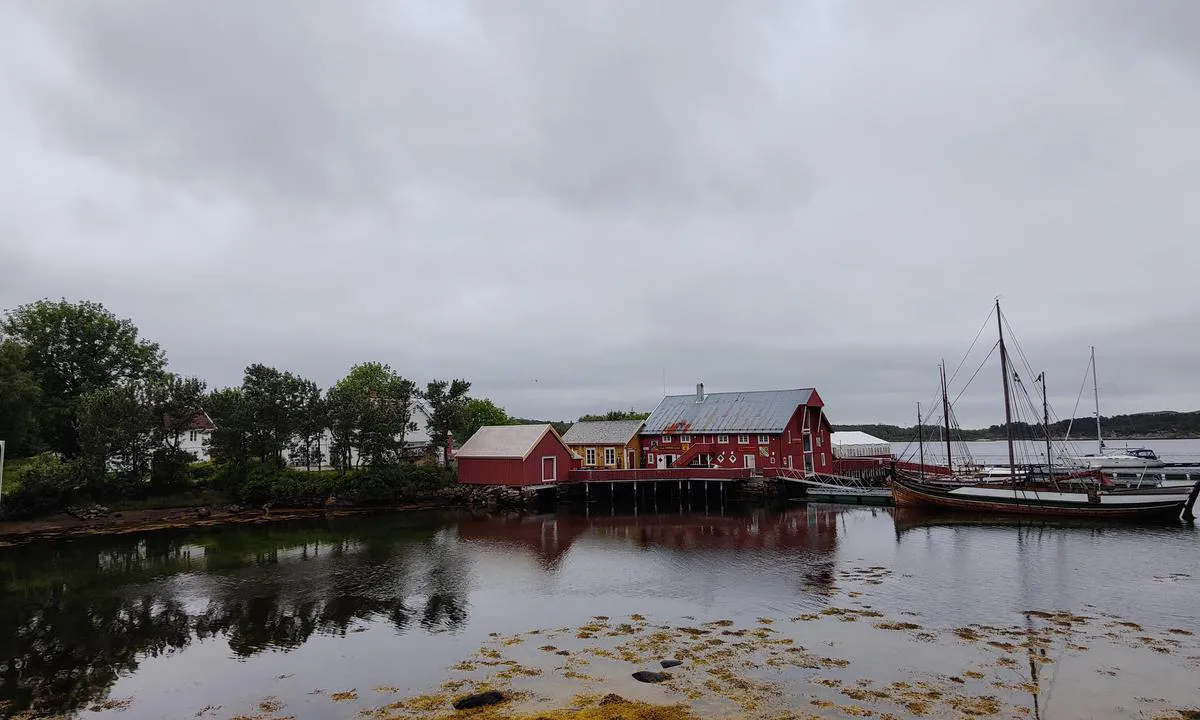 Hopsjøbrygga: Fredelig havn, lite vind, godt merka innseilingen