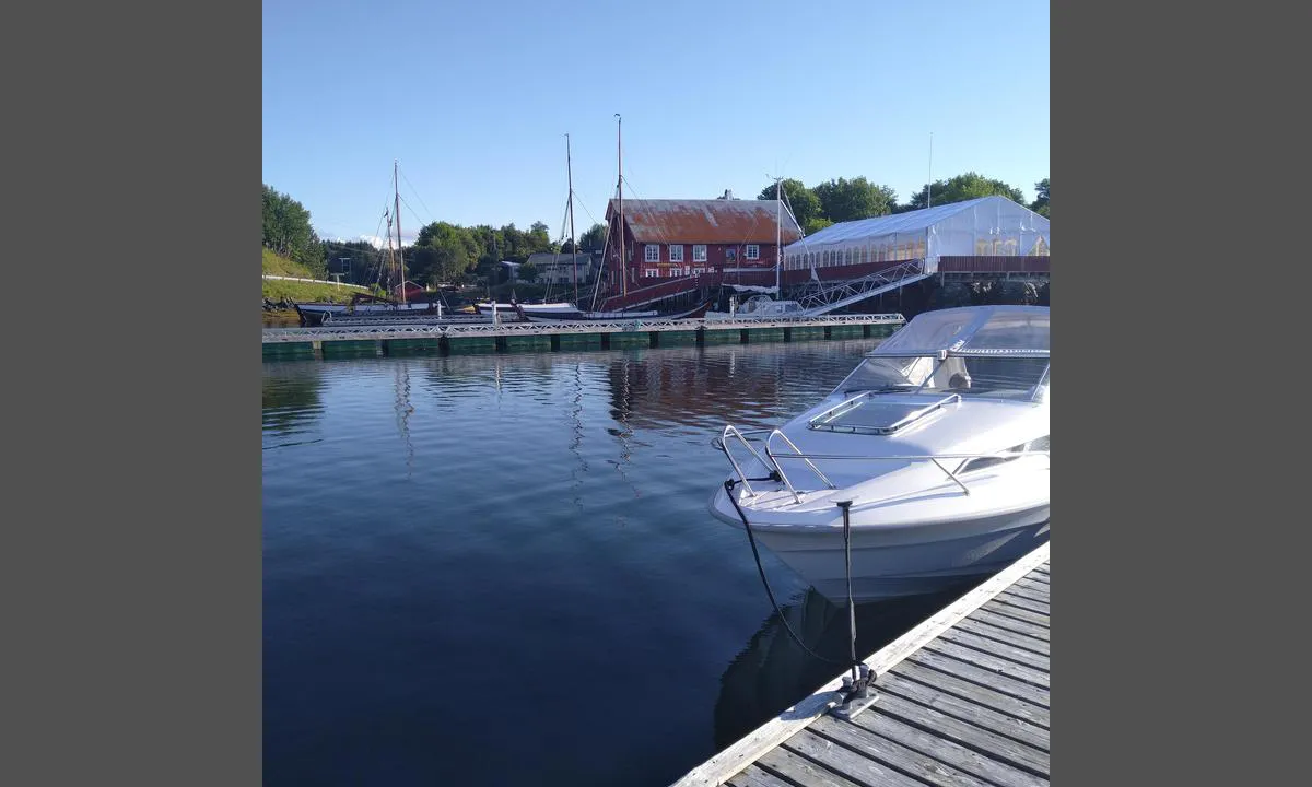 Hopsjøbrygga: Mangler navneskilt på gjestebrygge, var usikker på om vi var på rett plass.
Fin plass, go mat og hyggelig betjening.
Stile og rolig.