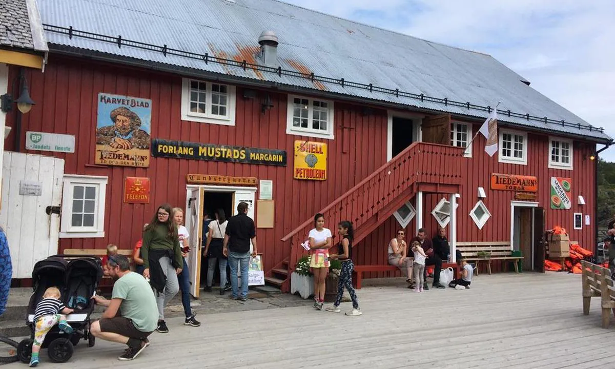 Hopsjøbrygga: {"base": "no", "no": "Hopsj\u00f8dagene. Da er det yrende liv p\u00e5 brygga. Nytt hvalfangstmuseum \u00e5pnet 2022", "se": "Hopsj\u00f6dagarna. D\u00e5 \u00e4r det myllrande liv p\u00e5 bryggan. Nytt valf\u00e5ngstmuseum \u00f6ppnades 2022", "en": "Hopsj\u00f8 Days. Then there is bustling activity on the pier. New whaling museum opened in 2022.", "da": "Hopsj\u00f8dagene. Da er der livlig aktivitet p\u00e5 bryggen. Nyt hvalfangstmuseum \u00e5bnet 2022"}