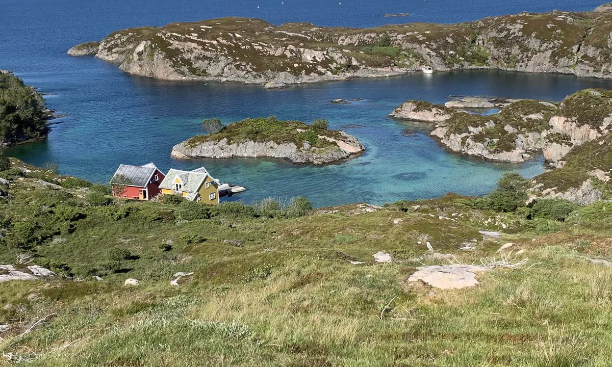 Horgo - Austrevågen: Innløp fra nord side og djup bunnforhold langs øst av berget. Gode oppankringsforhold.