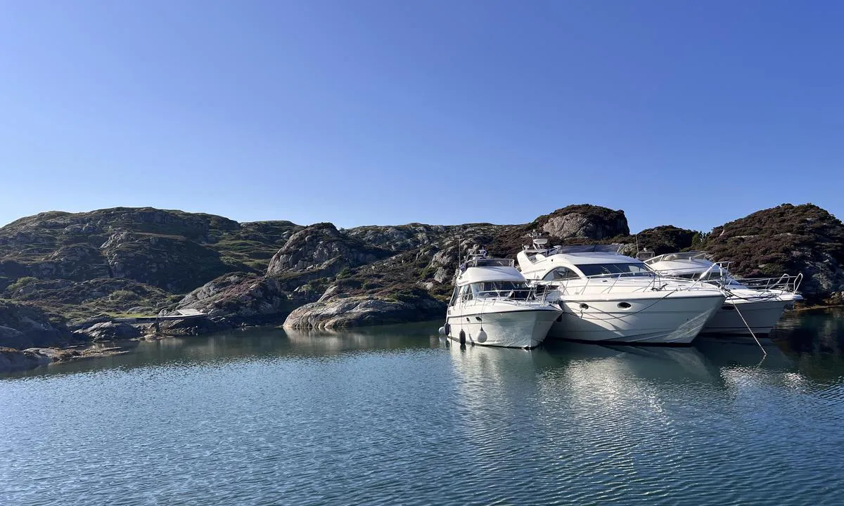 {"base": "no", "no": "Ved flytebryggen, bak b\u00e5tene. Den store b\u00e5ten har dregg ut i baugen og bakket inn mot flytebryggen.", "se": "Vid flytbryggan, bakom b\u00e5tarna. Den stora b\u00e5ten har draggen ute i f\u00f6ren och backat in mot flytbryggan.", "en": "At the floating dock, behind the boats. The large boat has an anchor out at the bow and has backed in towards the floating dock.", "da": "Ved flydebroen, bag b\u00e5dene. Den store b\u00e5d har anker ude i st\u00e6vnen og bakker ind mod flydebroen.", "fr": "Au ponton flottant, derri\u00e8re les bateaux. Le grand bateau a jet\u00e9 l\u2019ancre par l'avant et a recul\u00e9 vers le ponton flottant.", "de": "An der Schwimmsteganlage, hinter den Booten. Das gro\u00dfe Boot hat den Anker im Bug und ist zum Schwimmsteg zur\u00fcckgesetzt.", "es": "En el muelle flotante, detr\u00e1s de los botes. El gran barco tiene el ancla en la proa y ha retrocedido hacia el muelle flotante.", "it": "Alla banchina galleggiante, dietro le barche. La grande barca ha l'\u00e0ncora a prua e ha fatto retromarcia verso la banchina galleggiante.", "pt": "Pelo pont\u00e3o flutuante, atr\u00e1s dos barcos. O grande barco est\u00e1 com \u00e2ncora \u00e0 proa e recuou em dire\u00e7\u00e3o ao pont\u00e3o flutuante.", "nl": "Bij de drijvende steiger, achter de boten. Het grote schip heeft zijn anker aan de boeg en is achteruit naar de drijvende steiger gevaren.", "pl": "Przy p\u0142ywaj\u0105cym pomostem, za \u0142odziami. Du\u017ca \u0142\u00f3d\u017a ma kotwic\u0119 na dziobie i cofn\u0119\u0142a si\u0119 w stron\u0119 p\u0142ywaj\u0105cego pomostu.", "uk": "\u0411\u0456\u043b\u044f \u043f\u043b\u0430\u0432\u0430\u044e\u0447\u043e\u0433\u043e \u043f\u0456\u0440\u0441\u0443, \u0437\u0430 \u0447\u043e\u0432\u043d\u0430\u043c\u0438. \u0412\u0435\u043b\u0438\u043a\u0438\u0439 \u0447\u043e\u0432\u0435\u043d \u043a\u0438\u043d\u0443\u0432 \u044f\u043a\u0456\u0440 \u043d\u043e\u0441\u043e\u043c \u0456 \u0437\u0430\u0434\u043d\u0456\u043c \u0445\u043e\u0434\u043e\u043c \u043f\u0456\u0434\u0456\u0439\u0448\u043e\u0432 \u0434\u043e \u043f\u043b\u0430\u0432\u0430\u044e\u0447\u043e\u0433\u043e \u043f\u0456\u0440\u0441\u0443.", "ro": "L\u00e2ng\u0103 pontonul plutitor, \u00een spatele b\u0103rcilor. Barca cea mare are ancora aruncat\u0103 \u00een prova \u0219i a venit cu spatele spre pontonul plutitor.", "tr": "Y\u00fczer iskelede, teknelerin arkas\u0131nda. B\u00fcy\u00fck teknenin pruvas\u0131nda demir \u00e7apa var ve y\u00fczer iskeleye do\u011fru geri gitmi\u015f.", "el": "\u03a3\u03c4\u03b7\u03bd \u03c0\u03bb\u03c9\u03c4\u03ae \u03c0\u03c1\u03bf\u03b2\u03bb\u03ae\u03c4\u03b1, \u03c0\u03af\u03c3\u03c9 \u03b1\u03c0\u03cc \u03c4\u03b1 \u03c3\u03ba\u03ac\u03c6\u03b7. \u03a4\u03bf \u03bc\u03b5\u03b3\u03ac\u03bb\u03bf \u03c3\u03ba\u03ac\u03c6\u03bf\u03c2 \u03ad\u03c7\u03b5\u03b9 \u03c1\u03af\u03be\u03b5\u03b9 \u03ac\u03b3\u03ba\u03c5\u03c1\u03b1 \u03c3\u03c4\u03b7\u03bd \u03c0\u03bb\u03ce\u03c1\u03b7 \u03ba\u03b1\u03b9 \u03ad\u03c7\u03b5\u03b9 \u03ba\u03ac\u03bd\u03b5\u03b9 \u03cc\u03c0\u03b9\u03c3\u03b8\u03b5\u03bd \u03c0\u03c1\u03bf\u03c2 \u03c4\u03b7\u03bd \u03c0\u03bb\u03c9\u03c4\u03ae \u03c0\u03c1\u03bf\u03b2\u03bb\u03ae\u03c4\u03b1.", "cs": "U plovouc\u00edho mola, za lod\u011bmi. Velk\u00e1 lo\u010f m\u00e1 kotvu na p\u0159\u00eddi a couvla k plovouc\u00edmu molu.", "hu": "A lebeg\u0151 m\u00f3l\u00f3 mellett, a haj\u00f3k m\u00f6g\u00f6tt. A nagy haj\u00f3nak horgony van az orr\u00e1ban, \u00e9s h\u00e1trafel\u00e9 tolatott a lebeg\u0151 m\u00f3l\u00f3 fel\u00e9.", "fi": "Kelluvalla laiturilla, veneiden takana. Iso vene on keulassa ankkurissa ja peruutettu kelluvata laituria vasten.", "bg": "\u041d\u0430 \u043f\u043e\u043d\u0442\u043e\u043d\u043d\u0438\u044f \u043a\u0435\u0439, \u0437\u0430\u0434 \u043b\u043e\u0434\u043a\u0438\u0442\u0435. \u0413\u043e\u043b\u044f\u043c\u0430\u0442\u0430 \u043b\u043e\u0434\u043a\u0430 \u0435 \u0445\u0432\u044a\u0440\u043b\u0438\u043b\u0430 \u043a\u043e\u0442\u0432\u0430 \u0432 \u043d\u043e\u0441\u0430 \u0438 \u0435 \u043d\u0430\u0437\u0430\u0434\u043d\u0430\u043b\u0430 \u043a\u044a\u043c \u043f\u043e\u043d\u0442\u043e\u043d\u043d\u0438\u044f \u043a\u0435\u0439.", "sr": "\u0423\u0437 \u043f\u043b\u0443\u0442\u0430\u0458\u0443\u045b\u0438 \u043c\u043e\u0441\u0442, \u0438\u0437\u0430 \u0431\u0440\u043e\u0434\u043e\u0432\u0430. \u0412\u0435\u043b\u0438\u043a\u0438 \u0431\u0440\u043e\u0434 \u0438\u043c\u0430 \u0441\u0438\u0434\u0440\u043e \u043d\u0430 \u043f\u0440\u0430\u043c\u0446\u0443 \u0438 \u043d\u0430\u0437\u0430\u0434 \u043f\u043e\u0432\u0443\u0447\u0435\u043d \u043f\u0440\u0435\u043c\u0430 \u043f\u043b\u0443\u0442\u0430\u0458\u0443\u045b\u0435\u043c \u043c\u043e\u0441\u0442\u0443.", "et": "Ujuvkai juures, paatide taga. Suurel paadil on ankur v\u00f6\u00f6ri ja ta on tagurdanud ujuvkai juurde.", "lv": "Pie peldo\u0161\u0101 pontona, aiz laiv\u0101m. Lielajai laivai ir enkurs priek\u0161gal\u0101 un t\u0101 ir atvirz\u012bjusies atpaka\u013c pret pontonu.", "lt": "Prie plaukiojan\u010dio liepto, u\u017e val\u010di\u0173. Didel\u0117 valtis turi inkar\u0105 priekyje ir atsitrauk\u0117 atgal prie plaukiojan\u010dio liepto."}