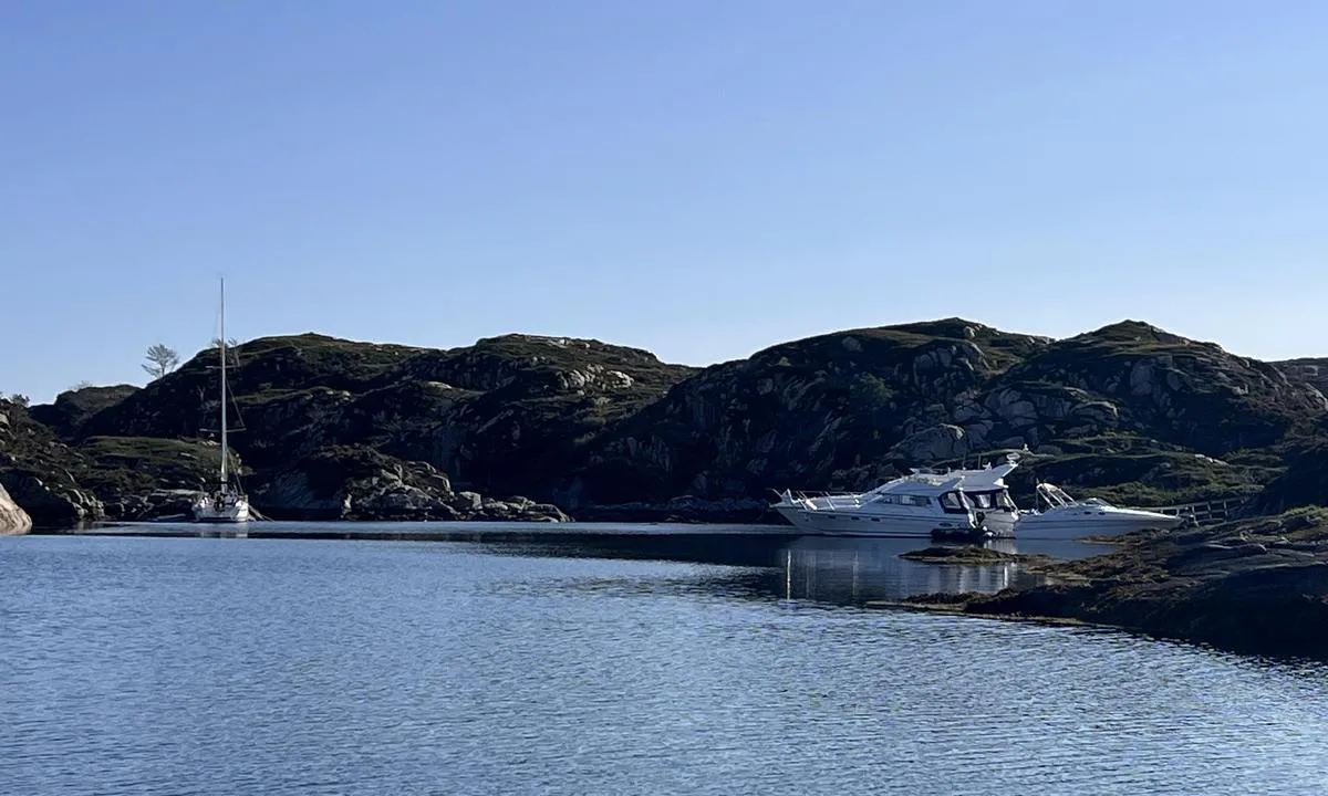 Horgo - Austrevågen: {"base": "no", "no": "Innover/s\u00f8rover indre del av v\u00e5gen. Flytebryggen til h\u00f8yre.", "se": "In\u00e5t/s\u00f6derut inre delen av viken. Flytbryggan till h\u00f6ger.", "en": "Inward/southward inner part of the bay. The floating dock to the right.", "da": "Indad/sydp\u00e5 den indre del af bugten. Flydebroen til h\u00f8jre.", "fr": "Vers l'int\u00e9rieur / vers le sud de la partie int\u00e9rieure de la baie. Le ponton flottant \u00e0 droite.", "de": "Einw\u00e4rts/s\u00fcdw\u00e4rts im inneren Teil des Hafens. Die Schwimmbr\u00fccke auf der rechten Seite.", "es": "Hacia el interior/sur de la parte interior de la bah\u00eda. El muelle flotante a la derecha.", "it": "Verso l'interno/sud nella parte interna della baia. Il pontile galleggiante a destra.", "pt": "Rumo ao interior/sul da parte interna da enseada. A ponte flutuante \u00e0 direita.", "nl": "Naar binnen/naar het zuiden in het binnenste deel van de baai. De drijvende steiger aan de rechterkant.", "pl": "W g\u0142\u0105b/na po\u0142udnie wewn\u0119trzn\u0105 cz\u0119\u015b\u0107 zatoki. P\u0142ywaj\u0105cy pomost po prawej.", "uk": "\u0412\u0433\u043b\u0438\u0431/\u043d\u0430 \u043f\u0456\u0432\u0434\u0435\u043d\u044c \u0432\u0456\u0434 \u0432\u043d\u0443\u0442\u0440\u0456\u0448\u043d\u044c\u043e\u0457 \u0447\u0430\u0441\u0442\u0438\u043d\u0438 \u0437\u0430\u0442\u043e\u043a\u0438. \u041f\u043b\u0430\u0432\u0443\u0447\u0438\u0439 \u043f\u0440\u0438\u0447\u0430\u043b \u043f\u0440\u0430\u0432\u043e\u0440\u0443\u0447.", "ro": "\u00censpre interior/sud partea interioar\u0103 a golfului. Dana plutitoare pe dreapta.", "tr": "\u0130\u00e7eri/g\u00fcney k\u0131sm\u0131na do\u011fru koyun i\u00e7 b\u00f6l\u00fcm\u00fc. Sa\u011f taraftaki y\u00fczer iskele.", "el": "\u03a0\u03c1\u03bf\u03c2 \u03c4\u03b1 \u03bc\u03ad\u03c3\u03b1/\u03bd\u03cc\u03c4\u03b9\u03b1 \u03c3\u03c4\u03bf\u03bd \u03b5\u03c3\u03c9\u03c4\u03b5\u03c1\u03b9\u03ba\u03cc \u03bc\u03ad\u03c1\u03bf\u03c2 \u03c4\u03bf\u03c5 \u03ba\u03cc\u03bb\u03c0\u03bf\u03c5. \u0397 \u03c0\u03bb\u03c9\u03c4\u03ae \u03b1\u03c0\u03bf\u03b2\u03ac\u03b8\u03c1\u03b1 \u03c3\u03c4\u03b1 \u03b4\u03b5\u03be\u03b9\u03ac.", "cs": "Dovnit\u0159/ji\u017en\u011bji vnit\u0159n\u00ed \u010d\u00e1st\u00ed z\u00e1toky. Plovouc\u00ed molo napravo.", "hu": "Be a k\u00fcls\u0151/keleti r\u00e9sz\u00e9n. \u00dasz\u00f3st\u00e9g jobbra.", "fi": "Sis\u00e4\u00e4np\u00e4in/etel\u00e4\u00e4np\u00e4in lahden sis\u00e4osan. Ponttonilaituri oikealla.", "bg": "\u041d\u0430\u0432\u044a\u0442\u0440\u0435/\u043d\u0430 \u044e\u0433 \u043e\u0442 \u0432\u044a\u0442\u0440\u0435\u0448\u043d\u0430\u0442\u0430 \u0447\u0430\u0441\u0442 \u043d\u0430 \u0437\u0430\u043b\u0438\u0432\u0430. \u041f\u043b\u0430\u0432\u0430\u0449\u0438\u044f\u0442 \u043a\u0435\u0439 \u0435 \u0432\u0434\u044f\u0441\u043d\u043e.", "sr": "\u0423\u043d\u0443\u0442\u0440\u0430/\u0458\u0443\u0436\u043d\u043e \u0443\u043d\u0443\u0442\u0440\u0430\u0448\u045a\u0438 \u0434\u0435\u043e \u0443\u0432\u0430\u043b\u0435. \u041f\u043b\u0443\u0442\u0430\u0458\u0443\u045b\u0438 \u043f\u0440\u0438\u0441\u0442\u0430\u043d \u0441\u0430 \u0434\u0435\u0441\u043d\u0435 \u0441\u0442\u0440\u0430\u043d\u0435.", "et": "Sissepoole/l\u00f5una poole lahe sisemine osa. Ujuvkai paremal.", "lv": "Uz iek\u0161pusi/dienvidiem, iek\u0161\u0113jo l\u012b\u010da da\u013cu. Peldb\u016bves piest\u0101tne pa labi.", "lt": "\u012e vid\u0173/piet\u0173 kryptimi vidin\u0117 \u012flankos dalis. Plaukiojan\u010dioji prieplauka de\u0161in\u0117je."}