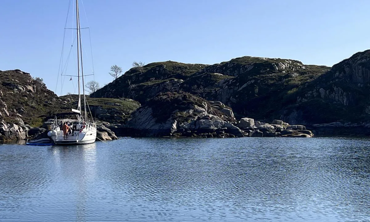 {"base": "no", "no": "Bolter i land noen steder, mulighet for seilb\u00e5r \u00e5 helt inn i bukten, men for grunt ved flytebryggen.", "se": "Bultar i land p\u00e5 n\u00e5gra st\u00e4llen, m\u00f6jlighet f\u00f6r segelb\u00e5t att segla hela v\u00e4gen in i bukten, men f\u00f6r grunt vid flytbryggan.", "en": "Bolts ashore in some places, possibility for sailboat access all the way into the bay, but too shallow at the floating dock.", "da": "Bolter i land nogle steder, mulighed for at sejle helt ind i bugten, men for lavt ved flydebroen.", "fr": "Boulons \u00e0 terre \u00e0 certains endroits, possibilit\u00e9 pour les voiliers d'entrer compl\u00e8tement dans la baie, mais trop peu profond pr\u00e8s du ponton flottant.", "de": "Befestigungen an Land an einigen Stellen, M\u00f6glichkeit f\u00fcr Segelboote ganz in die Bucht zu fahren, aber zu seicht bei der Schwimmsteganlage.", "es": "Pernos en tierra en algunos lugares, posibilidad de velero hasta el fondo de la bah\u00eda, pero poco profundo en el muelle flotante.", "it": "Boli a terra in alcuni punti, possibilit\u00e0 per una barca a vela di entrare completamente nella baia, ma troppo poco profondo presso il pontile galleggiante.", "pt": "Pinos de ancoragem em terra em alguns lugares, possibilidade de veleiros ancorarem na ba\u00eda, mas muito raso no cais flutuante.", "nl": "Verankeringspunten aan land op sommige plaatsen, mogelijkheid voor zeilboten om helemaal de baai in te varen, maar te ondiep bij de drijvende steiger.", "pl": "\u015aruby naziemne w kilku miejscach, mo\u017cliwo\u015b\u0107 dop\u0142yni\u0119cia \u017cagl\u00f3wk\u0105 a\u017c do zatoki, ale przy p\u0142ywaj\u0105cym pomostie jest za p\u0142ytko.", "uk": "\u0411\u043e\u043b\u0442\u0438 \u043d\u0430 \u0441\u0443\u0448\u0456 \u0432 \u0434\u0435\u044f\u043a\u0438\u0445 \u043c\u0456\u0441\u0446\u044f\u0445, \u043c\u043e\u0436\u043b\u0438\u0432\u0456\u0441\u0442\u044c \u0434\u043b\u044f \u0432\u0456\u0442\u0440\u0438\u043b\u044c\u043d\u0438\u043a\u0456\u0432 \u043f\u0435\u0440\u0435\u0439\u0442\u0438 \u043f\u0440\u044f\u043c\u043e \u0432 \u0431\u0443\u0445\u0442\u0443, \u0430\u043b\u0435 \u0437\u0430\u043d\u0430\u0434\u0442\u043e \u043c\u0456\u043b\u043a\u043e \u0431\u0456\u043b\u044f \u043f\u043b\u0430\u0432\u0443\u0447\u043e\u0433\u043e \u043f\u0440\u0438\u0447\u0430\u043b\u0443.", "ro": "\u0218uruburi de fixare \u00een anumite locuri, posibilitatea pentru velier s\u0103 ajung\u0103 complet \u00een golf, dar prea mic\u0103 ad\u00e2ncime l\u00e2ng\u0103 pontonul plutitor.", "tr": "Birka\u00e7 yerde karaya ba\u011flamak i\u00e7in demirler mevcut, k\u00f6rfezde tamamen yelken a\u00e7ma imkan\u0131, ancak y\u00fczer iskelede su \u00e7ok s\u0131\u011f.", "el": "\u0394\u03b5\u03c3\u03af\u03bc\u03b1\u03c4\u03b1 \u03c3\u03c4\u03b7 \u03c3\u03c4\u03b5\u03c1\u03b9\u03ac \u03c3\u03b5 \u03bf\u03c1\u03b9\u03c3\u03bc\u03ad\u03bd\u03b1 \u03c3\u03b7\u03bc\u03b5\u03af\u03b1, \u03b4\u03c5\u03bd\u03b1\u03c4\u03cc\u03c4\u03b7\u03c4\u03b1 \u03b3\u03b9\u03b1 \u03b9\u03c3\u03c4\u03b9\u03bf\u03c6\u03cc\u03c1\u03bf \u03bc\u03ad\u03c7\u03c1\u03b9 \u03c4\u03bf\u03bd \u03ba\u03cc\u03bb\u03c0\u03bf, \u03b1\u03bb\u03bb\u03ac \u03b5\u03af\u03bd\u03b1\u03b9 \u03b1\u03b2\u03b1\u03b8\u03ad\u03c2 \u03ba\u03bf\u03bd\u03c4\u03ac \u03c3\u03c4\u03b7\u03bd \u03c0\u03bb\u03c9\u03c4\u03ae \u03c0\u03c1\u03bf\u03b2\u03bb\u03ae\u03c4\u03b1.", "cs": "Na n\u011bkter\u00fdch m\u00edstech kotevn\u00ed body na pevnin\u011b, mo\u017enost plachotn\u00ed lod\u00ed a\u017e do z\u00e1livu, ale u plovouc\u00edho mola je p\u0159\u00edli\u0161 m\u011blko.", "hu": "N\u00e9h\u00e1ny helyen vannak horgonyok a parton, a vitorl\u00e1s haj\u00f3k be tudnak j\u00f6nni a kik\u00f6t\u0151be, de a m\u00f3l\u00f3n\u00e1l sek\u00e9ly a v\u00edz.", "fi": "Kiinnityspultteja rannassa muutamissa paikoissa, mahdollisuus purjeveneelle p\u00e4\u00e4st\u00e4 lahteen asti, mutta kelluvalla laiturilla on liian matalaa.", "bg": "\u0411\u043e\u043b\u0442\u043e\u0432\u0435 \u043d\u0430 \u0441\u0443\u0448\u0430\u0442\u0430 \u043d\u0430 \u043d\u044f\u043a\u043e\u0438 \u043c\u0435\u0441\u0442\u0430, \u0432\u044a\u0437\u043c\u043e\u0436\u043d\u043e\u0441\u0442 \u0437\u0430 \u043f\u043b\u0430\u0432\u0430\u0442\u0435\u043b\u043d\u0438 \u0441\u044a\u0434\u043e\u0432\u0435 \u043f\u043e\u0434 \u043f\u043b\u0430\u0442\u043d\u0430 \u0434\u0430 \u0434\u043e\u0441\u0442\u0438\u0433\u043d\u0430\u0442 \u0434\u043e \u0437\u0430\u043b\u0438\u0432\u0430, \u043d\u043e \u0435 \u0442\u0432\u044a\u0440\u0434\u0435 \u043f\u043b\u0438\u0442\u043a\u043e \u043f\u0440\u0438 \u043f\u043b\u0430\u0432\u0430\u0449\u0438\u044f \u043a\u0435\u0439.", "sr": "Sidri\u0161ta na nekoliko mesta na kopnu, mogu\u0107nost uplovljavanja jedrilicama u zaliv, ali je previ\u0161e plitko kod pontonskog pristani\u0161ta.", "et": "M\u00f5nes kohas mandril poltid, v\u00f5imalus purjepaadiga t\u00e4ielikult lahesoppi siseneda, kuid ujuvkai juures on madal.", "lv": "Viet\u0101s uz sauszemes ir skr\u016bves, iesp\u0113ja ien\u0101kt pa\u0161\u0101 l\u012bc\u012b ar burinieku, bet pie peldo\u0161\u0101s piest\u0101tnes ir p\u0101r\u0101k sekls.", "lt": "Kai kuriose vietose krante yra inkaravimo ta\u0161kai, galimyb\u0117 burin\u0119 valt\u012f visi\u0161kai \u012fplaukti \u012f \u012flank\u0105, ta\u010diau prieplauka prie pl\u016bduriuojan\u010dio prieplaukos per sekli."}