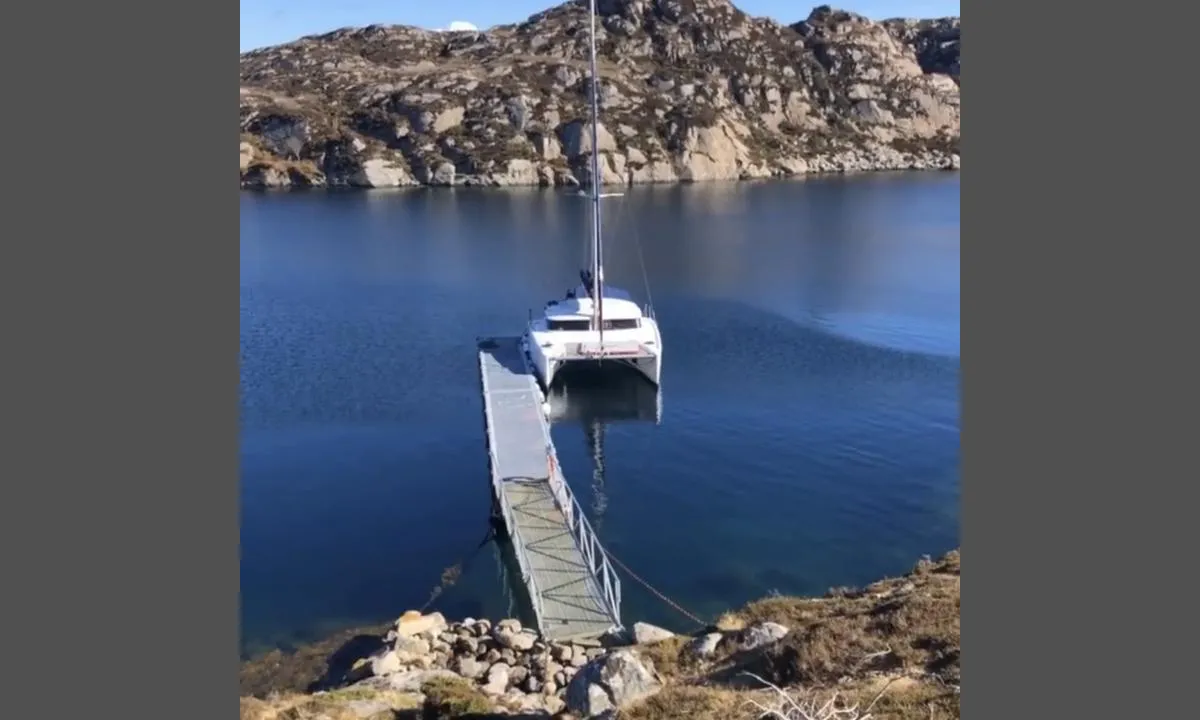 {"base": "no", "no": "P\u00e5 Horgo er det en solid flytebrygge du kan fort\u00f8ye til.", "se": "P\u00e5 Horgo finns det en solid flytbrygga som du kan f\u00f6rt\u00f6ja vid.", "en": "At Horgo, there is a solid floating dock you can moor to.", "da": "P\u00e5 Horgo er der en solid flydebro, du kan fort\u00f8je til."}