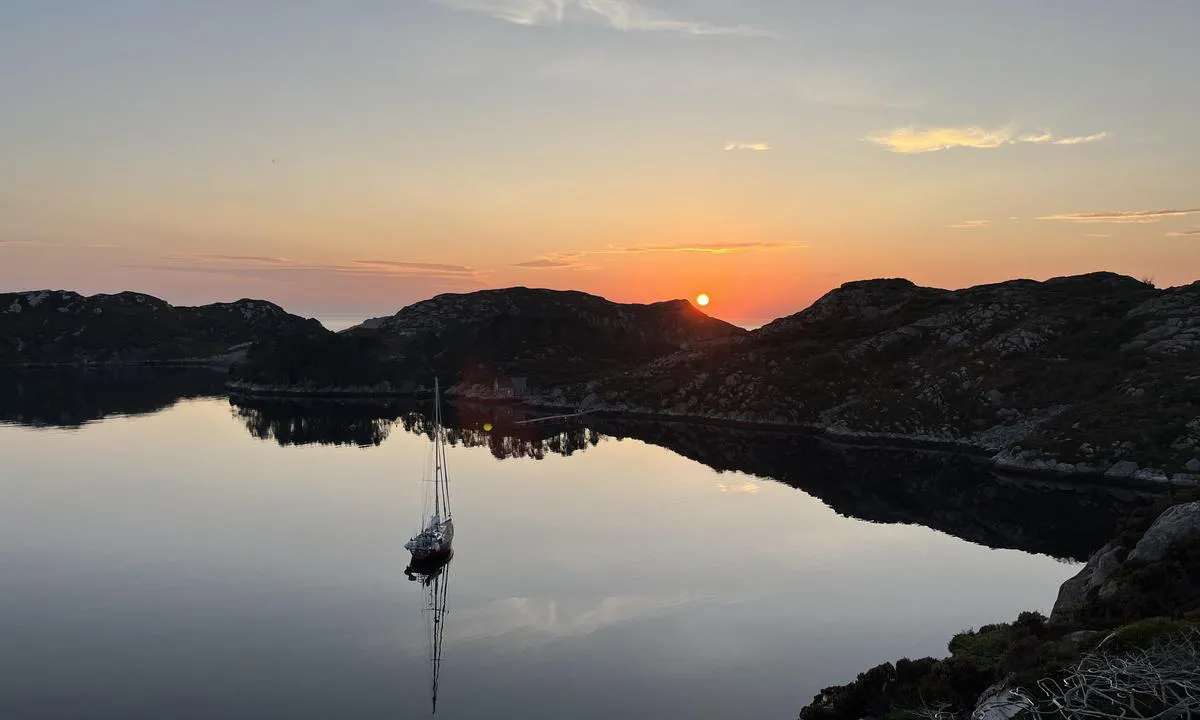 Horgo - Vestrevågen: {"base": "no", "no": "Flyebryggen er tydelig merket privat. Fint \u00e5 ankre p\u00e5 16 - 21 m. Godv\u00e6rshavn pga innseiling.", "se": "Flytbryggan \u00e4r tydligt m\u00e4rkt privat. Bra att ankra p\u00e5 16 - 21 m. V\u00e4derhamn p\u00e5 grund av infart.", "en": "The floating pier is clearly marked as private. Good place to anchor at 16 - 21 meters. Fair-weather harbor due to the approach.", "da": "Flydebroen er tydeligt markeret som privat. Fint at ankere p\u00e5 16 - 21 m. Godvejrhavn p\u00e5 grund af indsejling."}