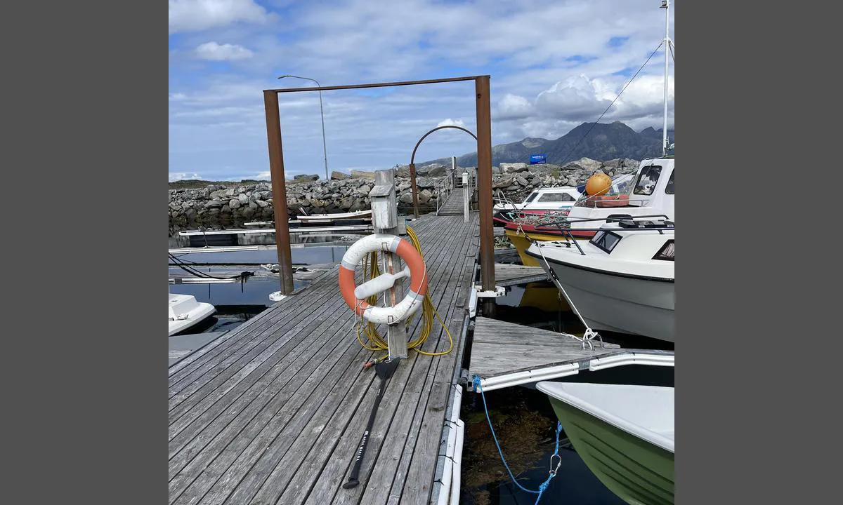 Horn Småbåtforening: {"base": "no", "no": "Romslig innkj\u00f8ring til havna. God dybde og greit \u00e5 man\u00f8vre b\u00e5t, hvertfall mellomstore b\u00e5ter. 4.7 km til n\u00e6rmeste butikk. Virker ryddig og ordentlig, selv om anlegget ikke er helt nytt.", "se": "Rymlig infart till hamnen. Bra djup och l\u00e4tt att man\u00f6vrera b\u00e5t, i alla fall medelstora b\u00e5tar. 4.7 km till n\u00e4rmaste butik. Verkar st\u00e4dat och ordentligt, \u00e4ven om anl\u00e4ggningen inte \u00e4r helt ny.", "en": "Spacious entry to the harbor. Good depth and easy to maneuver the boat, at least for medium-sized boats. 4.7 km to the nearest store. Appears tidy and orderly, even though the facility is not brand new.", "da": "Rummelig indk\u00f8rsel til havnen. God dybde og nemt at man\u00f8vrere b\u00e5d, i hvert fald mellemstore b\u00e5de. 4.7 km til n\u00e6rmeste butik. Virker ryddig og ordentlig, selvom anl\u00e6gget ikke er helt nyt."}