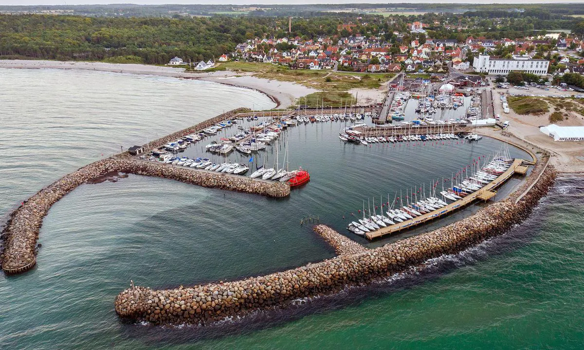 Hornbæk Havn: {"base": "no", "no": "Innseilingen til Hornb\u00e6k Havn", "se": "Inseglingen till Hornb\u00e6k Hamn", "en": "The approach to Hornb\u00e6k Harbor", "da": "Indsejlingen til Hornb\u00e6k Havn"}