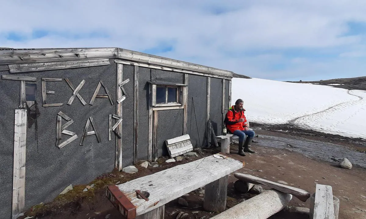 Hornsbrekpollen: {"base": "fr", "no": "Texas Bar, et tradisjonelt tilfluktssted hvor bes\u00f8kende pleier \u00e5 legge igjen en flaske.", "se": "Texas Bar, en traditionell tillflyktsort d\u00e4r bes\u00f6kare brukar l\u00e4mna en flaska.", "en": "Texas Bar, a traditional refuge where visitors usually leave a bottle.", "da": "Texas Bar, et traditionelt tilflugtssted hvor bes\u00f8gende har for vane at efterlade en flaske.", "fr": "Texas Bar, un refuge traditionnel o\u00f9 les visiteurs ont coutume de laisser une bouteille.", "de": "Texas Bar, ein traditioneller Zufluchtsort, an dem Besucher gew\u00f6hnlich eine Flasche zur\u00fccklassen.", "es": "Texas Bar, un refugio tradicional donde los visitantes suelen dejar una botella.", "it": "Texas Bar, un rifugio tradizionale dove i visitatori sono soliti lasciare una bottiglia.", "pt": "Texas Bar, um ref\u00fagio tradicional onde os visitantes costumam deixar uma garrafa.", "nl": "Texas Bar, een traditionele schuilplaats waar bezoekers gewoonlijk een fles achterlaten.", "pl": "Texas Bar, tradycyjne schronienie, w kt\u00f3rym odwiedzaj\u0105cy maj\u0105 zwyczaj zostawia\u0107 butelk\u0119.", "uk": "\u0422\u0435\u0445\u0430\u0441 \u0411\u0430\u0440, \u0442\u0440\u0430\u0434\u0438\u0446\u0456\u0439\u043d\u0438\u0439 \u043f\u0440\u0438\u0442\u0443\u043b\u043e\u043a, \u0434\u0435 \u0432\u0456\u0434\u0432\u0456\u0434\u0443\u0432\u0430\u0447\u0456 \u0437\u0430\u0437\u0432\u0438\u0447\u0430\u0439 \u0437\u0430\u043b\u0438\u0448\u0430\u044e\u0442\u044c \u043f\u043b\u044f\u0448\u043a\u0443.", "ro": "Texas Bar, un refugiu tradi\u021bional unde vizitatorii obi\u0219nuiesc s\u0103 lase o sticl\u0103.", "tr": "Texas Bar, ziyaret\u00e7ilerin bir \u015fi\u015fe b\u0131rakmay\u0131 al\u0131\u015fkanl\u0131k haline getirdikleri geleneksel bir s\u0131\u011f\u0131nak.", "el": "Texas Bar, \u03ad\u03bd\u03b1 \u03c0\u03b1\u03c1\u03b1\u03b4\u03bf\u03c3\u03b9\u03b1\u03ba\u03cc \u03ba\u03b1\u03c4\u03b1\u03c6\u03cd\u03b3\u03b9\u03bf \u03cc\u03c0\u03bf\u03c5 \u03bf\u03b9 \u03b5\u03c0\u03b9\u03c3\u03ba\u03ad\u03c0\u03c4\u03b5\u03c2 \u03c3\u03c5\u03bd\u03ae\u03b8\u03c9\u03c2 \u03b1\u03c6\u03ae\u03bd\u03bf\u03c5\u03bd \u03ad\u03bd\u03b1 \u03bc\u03c0\u03bf\u03c5\u03ba\u03ac\u03bb\u03b9.", "cs": "Texas Bar, tradi\u010dn\u00ed \u00fato\u010di\u0161t\u011b, kde n\u00e1v\u0161t\u011bvn\u00edci maj\u00ed ve zvyku nechat l\u00e1hev.", "hu": "Texas Bar, egy hagyom\u00e1nyos mened\u00e9khely, ahol a l\u00e1togat\u00f3k szok\u00e1sukban van, hogy hagynak egy \u00fcveget.", "fi": "Texas Bar, perinteinen turvapaikka, jossa vierailijat tapaavat j\u00e4tt\u00e4\u00e4 pullon.", "bg": "\u0422\u0435\u043a\u0441\u0430\u0441 \u0411\u0430\u0440, \u0442\u0440\u0430\u0434\u0438\u0446\u0438\u043e\u043d\u043d\u043e \u0443\u0431\u0435\u0436\u0438\u0449\u0435, \u043a\u044a\u0434\u0435\u0442\u043e \u043f\u043e\u0441\u0435\u0442\u0438\u0442\u0435\u043b\u0438\u0442\u0435 \u043e\u0431\u0438\u043a\u043d\u043e\u0432\u0435\u043d\u043e \u043e\u0441\u0442\u0430\u0432\u044f\u0442 \u0431\u0443\u0442\u0438\u043b\u043a\u0430.", "sr": "\u0422\u0435\u043a\u0430\u0441 \u0411\u0430\u0440, \u0442\u0440\u0430\u0434\u0438\u0446\u0438\u043e\u043d\u0430\u043b\u043d\u043e \u0443\u0442\u043e\u0447\u0438\u0448\u0442\u0435 \u0433\u0434\u0435 \u043f\u043e\u0441\u0435\u0442\u0438\u043e\u0446\u0438 \u043e\u0431\u0438\u0447\u043d\u043e \u043e\u0441\u0442\u0430\u0432\u0459\u0430\u0458\u0443 \u0444\u043b\u0430\u0448\u0443.", "et": "Texas Bar, traditsiooniline pelgupaik, kuhu k\u00fclastajad on harjunud pudeli j\u00e4tma.", "lv": "Texas Bar, tradicion\u0101ls patv\u0113rums, kur apmekl\u0113t\u0101jiem ir ierasts atst\u0101t pudeli.", "lt": "Texas Bar, tradicinis prieglobstis, kur lankytojai \u012fprastai palieka butel\u012f."}