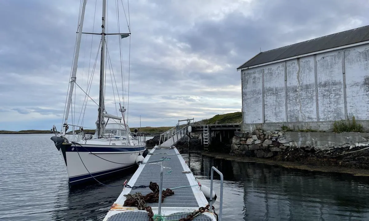 Hortavær, Ishuset flytebrygge