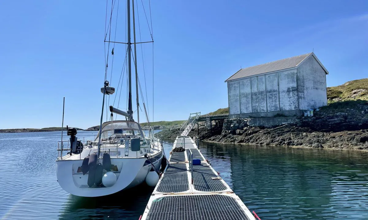 Hortavær, Ishuset flytebrygge