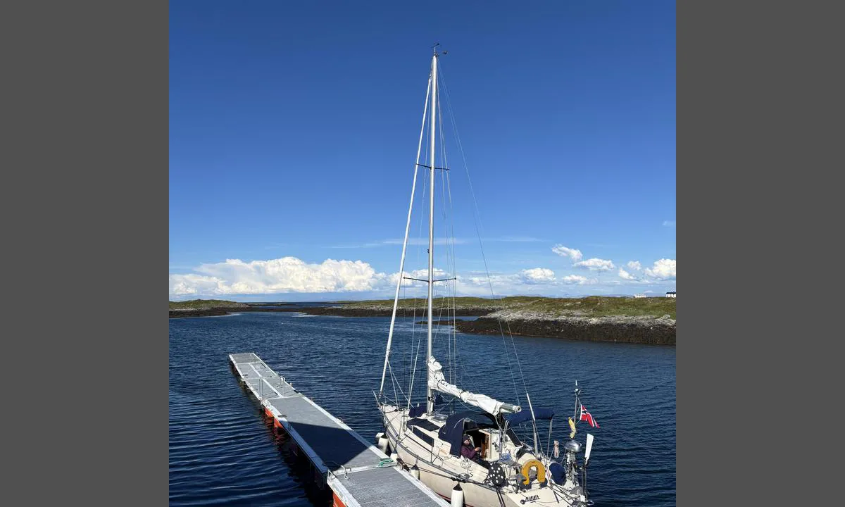 Hortavær, Ishuset flytebrygge: {"base": "no", "no": "God dybde langs hele brygga. 3,5 meter ++ p\u00e5 lavvann der jeg ligger", "se": "Bra djup l\u00e4ngs hela bryggan. 3,5 meter ++ p\u00e5 l\u00e5gvatten d\u00e4r jag ligger", "en": "Good depth along the entire dock. 3.5 meters ++ at low tide where I am located", "da": "God dybde langs hele bryggen. 3,5 meter ++ ved lavvande hvor jeg ligger", "fr": "Bonne profondeur le long de tout le quai. 3,5 m\u00e8tres ++ \u00e0 mar\u00e9e basse l\u00e0 o\u00f9 je suis amarr\u00e9", "de": "Gute Tiefe entlang des gesamten Kais. 3,5 Meter ++ bei Ebbe, wo ich liege.", "es": "Buena profundidad a lo largo de todo el muelle. 3,5 metros ++ en bajamar donde estoy atracado", "it": "Buona profondit\u00e0 lungo tutto il molo. 3,5 metri ++ a bassa marea dove mi trovo", "pt": "Boa profundidade ao longo de todo o cais. 3,5 metros ++ na mar\u00e9 baixa onde estou", "nl": "Goede diepte langs de hele steiger. 3,5 meter++ bij laagwater waar ik lig", "pl": "Dobre g\u0142\u0119boko\u015bci wzd\u0142u\u017c ca\u0142ego nabrze\u017ca. 3,5 metra ++ przy odp\u0142ywie, gdzie jestem.", "uk": "\u0413\u0430\u0440\u043d\u0430 \u0433\u043b\u0438\u0431\u0438\u043d\u0430 \u0432\u0437\u0434\u043e\u0432\u0436 \u0443\u0441\u044c\u043e\u0433\u043e \u043f\u0440\u0438\u0447\u0430\u043b\u0443. 3,5 \u043c\u0435\u0442\u0440\u0430 ++ \u043f\u0456\u0434 \u0447\u0430\u0441 \u0432\u0456\u0434\u043f\u043b\u0438\u0432\u0443, \u0434\u0435 \u044f \u0437\u043d\u0430\u0445\u043e\u0434\u0436\u0443\u0441\u044f", "ro": "Ad\u00e2ncime bun\u0103 de-a lungul \u00eentregului chei. 3,5 metri ++ la reflux, unde m\u0103 aflu eu", "tr": "T\u00fcm iskeleden boyunca iyi derinlik. Bulundu\u011fum yerde al\u00e7ak suda 3,5 metre ve \u00fcst\u00fc", "el": "\u039a\u03b1\u03bb\u03ae \u03b2\u03ac\u03b8\u03bf\u03c2 \u03c3\u03b5 \u03cc\u03bb\u03bf \u03c4\u03bf \u03bc\u03ae\u03ba\u03bf\u03c2 \u03c4\u03b7\u03c2 \u03c0\u03c1\u03bf\u03b2\u03bb\u03ae\u03c4\u03b1\u03c2. 3,5 \u03bc\u03ad\u03c4\u03c1\u03b1 ++ \u03c3\u03b5 \u03c7\u03b1\u03bc\u03b7\u03bb\u03ae \u03c0\u03b1\u03bb\u03af\u03c1\u03c1\u03bf\u03b9\u03b1 \u03cc\u03c0\u03bf\u03c5 \u03b2\u03c1\u03af\u03c3\u03ba\u03bf\u03bc\u03b1\u03b9", "cs": "Dobr\u00e1 hloubka pod\u00e9l cel\u00e9ho mola. 3,5 metru ++ p\u0159i odlivu, kde le\u017e\u00edm", "hu": "J\u00f3 m\u00e9lys\u00e9g a teljes m\u00f3l\u00f3 ment\u00e9n. Alacsony v\u00edz\u00e1ll\u00e1sn\u00e1l is 3,5 m\u00e9ter ++ ahol \u00e9n fekszem", "fi": "Hyv\u00e4 syvyys koko laiturin alueella. 3,5 metri\u00e4 ++ matalalla vedell\u00e4, jossa olen", "bg": "\u0414\u043e\u0431\u0440\u0430 \u0434\u044a\u043b\u0431\u043e\u0447\u0438\u043d\u0430 \u043f\u043e \u0446\u044f\u043b\u043e\u0442\u043e \u043f\u0440\u043e\u0442\u0435\u0436\u0435\u043d\u0438\u0435 \u043d\u0430 \u043f\u0440\u0438\u0441\u0442\u0430\u043d\u0438\u0449\u0435\u0442\u043e. 3,5 \u043c\u0435\u0442\u0440\u0430 ++ \u043f\u0440\u0438 \u043e\u0442\u043b\u0438\u0432, \u043a\u044a\u0434\u0435\u0442\u043e \u0441\u044a\u043c \u0437\u0430\u043a\u043e\u0442\u0432\u0435\u043d.", "sr": "\u0414\u043e\u0431\u0440\u0430 \u0434\u0443\u0431\u0438\u043d\u0430 \u0434\u0443\u0436 \u0446\u0435\u043b\u043e\u0433 \u043f\u0440\u0438\u0441\u0442\u0430\u043d\u0438\u0448\u0442\u0430. 3,5 \u043c\u0435\u0442\u0430\u0440\u0430 ++ \u043f\u0440\u0438 \u043e\u0441\u0435\u0446\u0438 \u0433\u0434\u0435 \u0441\u0430\u043c \u0458\u0430", "et": "Hea s\u00fcgavus kogu kai ulatuses. 3,5 meetrit ++ madalveel seal, kus ma olen", "lv": "Laba dzi\u013cuma l\u012bnija gar visu piest\u0101tni. 3,5 metri ++ pie b\u0113guma tur, kur es esmu", "lt": "Geras gylis palei vis\u0105 prieplauk\u0105. 3,5 metro ++ per atosl\u016bg\u012f, kur a\u0161 esu"}