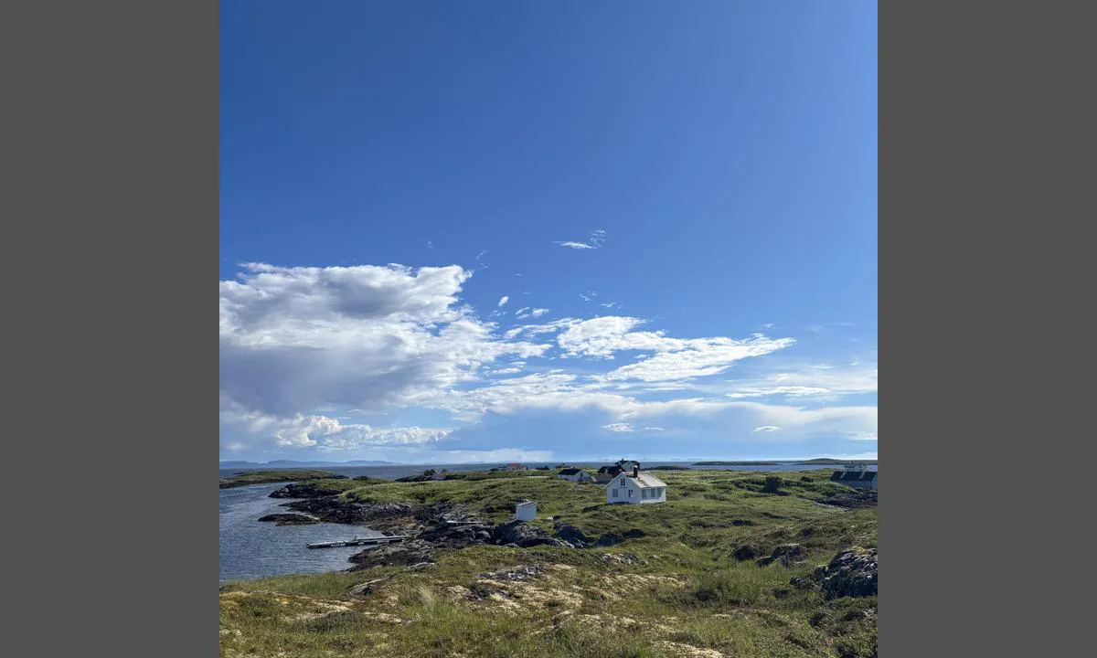 Hortavær, Ishuset flytebrygge: {"base": "no", "no": "Sjarmerende \u00f8y!", "se": "Charmig \u00f6!", "en": "Charming island!", "da": "Charmerende \u00f8!", "fr": "\u00cele charmante!", "de": "Charmante Insel!", "es": "\u00a1Isla encantadora!", "it": "Affascinante isola!", "pt": "Encantadora ilha!", "nl": "Charmant eiland!", "pl": "Urocza wyspa!", "uk": "\u0427\u0430\u0440\u0456\u0432\u043d\u0438\u0439 \u043e\u0441\u0442\u0440\u0456\u0432!", "ro": "Insul\u0103 fermec\u0103toare!", "tr": "\u015eirin ada!", "el": "\u0393\u03bf\u03b7\u03c4\u03b5\u03c5\u03c4\u03b9\u03ba\u03cc \u03bd\u03b7\u03c3\u03af!", "cs": "Okouzluj\u00edc\u00ed ostrov!", "hu": "B\u00e1jos sziget!", "fi": "Vieh\u00e4tt\u00e4v\u00e4 saari!", "bg": "\u041e\u0447\u0430\u0440\u043e\u0432\u0430\u0442\u0435\u043b\u0435\u043d \u043e\u0441\u0442\u0440\u043e\u0432!", "sr": "\u0160armantno ostrvo!", "et": "V\u00f5luv saar!", "lv": "Burv\u012bga sala!", "lt": "\u017davinga sala!"}