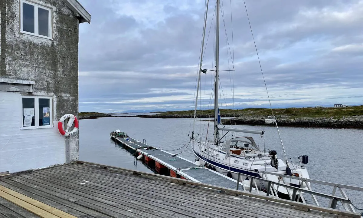 Hortavær, Ishuset flytebrygge