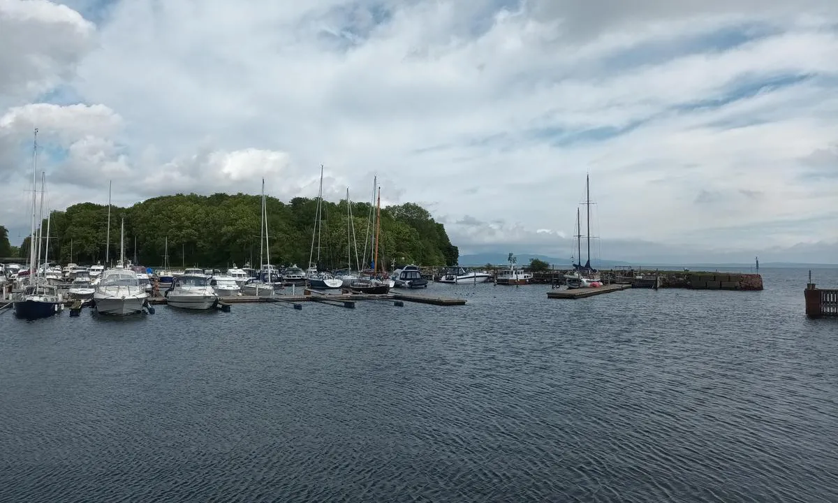 Horten Fyllinga: {"base": "no", "no": "4 plasser p\u00e5 \u00f8stre flytebrygga.  3 longside plasser p\u00e5 brygge til h\u00f8yre der 2 masteren ligger", "se": "4 platser p\u00e5 \u00f6stra flytbryggan. 3 l\u00e5ngside platser p\u00e5 bryggan till h\u00f6ger d\u00e4r 2-masten ligger", "en": "4 places on the eastern floating dock. 3 alongside berths on the dock to the right where the 2-masted vessel is located", "da": "4 pladser p\u00e5 den \u00f8stlige flydebro. 3 langsidepladser p\u00e5 broen til h\u00f8jre, hvor de 2 master ligger"}