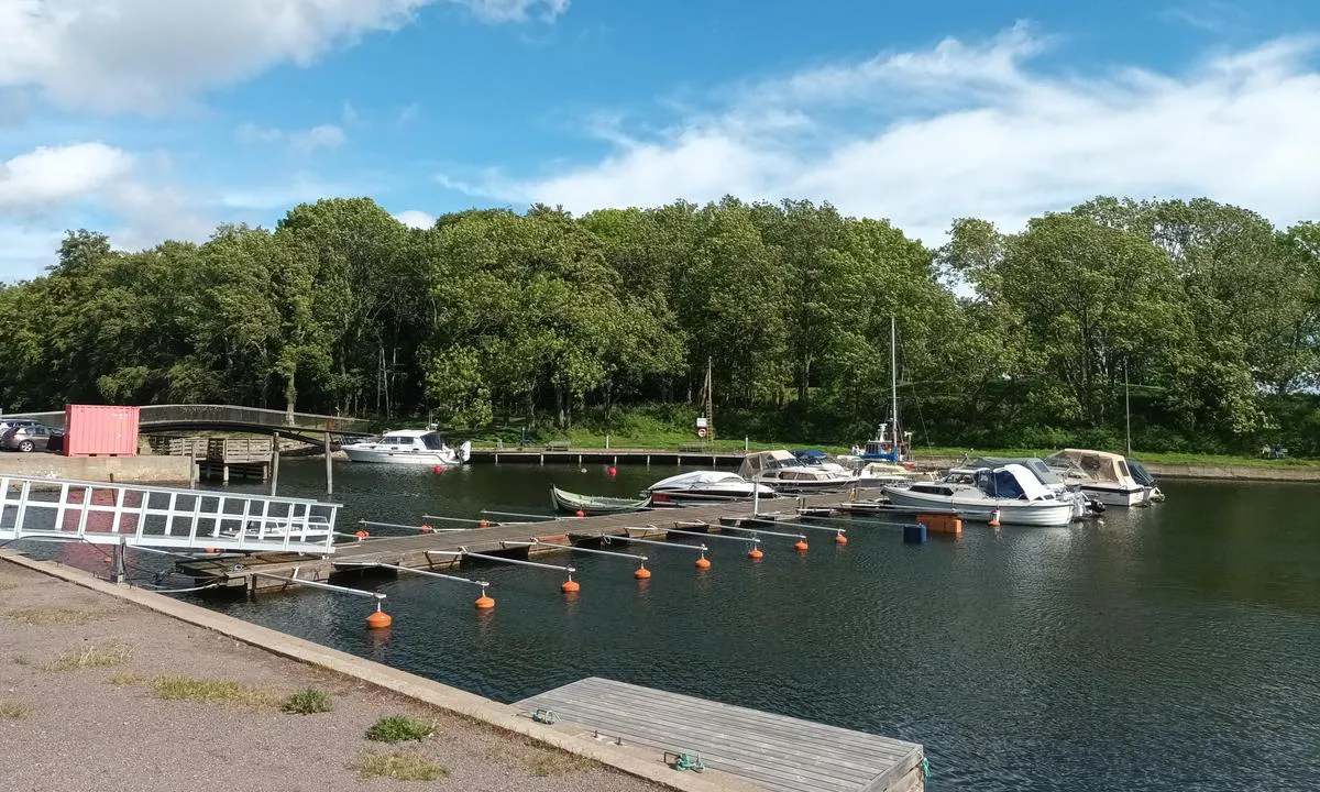 Horten Fyllinga: {"base": "no", "no": "8 plasser helt innerst i havna.  OBS: Ikke for seilb\u00e5ter pga dybde", "se": "8 platser l\u00e4ngst in i hamnen. OBS: Inte f\u00f6r segelb\u00e5tar p\u00e5 grund av djupet", "en": "8 places at the very innermost part of the harbor. <b>Note:</b> Not for sailboats due to depth", "da": "8 pladser helt inderst i havnen. OBS: Ikke for sejlb\u00e5de pga. dybde"}