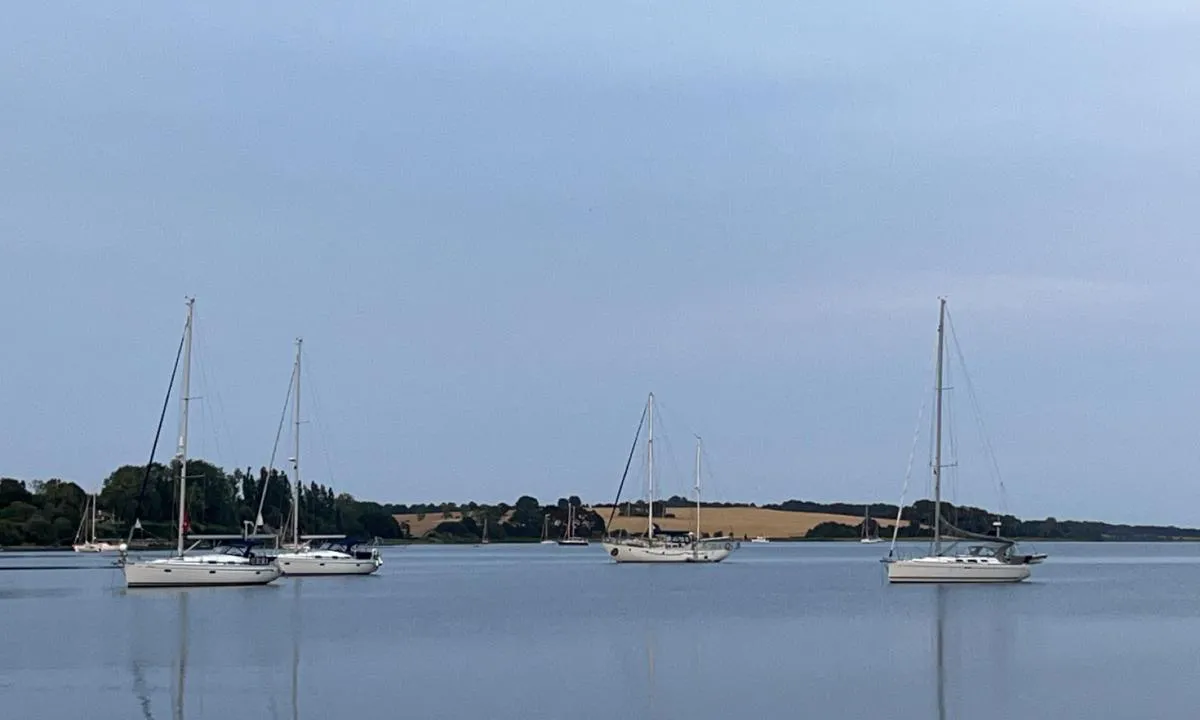 Høruphav Havn: {"base": "no", "no": "Svaiplass rett \u00f8st for havna. Bildet er tatt fra havnemo\u00f8oen. Plass til mange b\u00e5ter p\u00e5 svai, b\u00e5de der og lenger innover i bukta.", "se": "Sv\u00e4ngutrymme precis \u00f6ster om hamnen. Bilden \u00e4r tagen fr\u00e5n hamnens molo. Utrymme f\u00f6r m\u00e5nga b\u00e5tar att sv\u00e4nga, b\u00e5de d\u00e4r och l\u00e4ngre in\u00e5t bukten.", "en": "Swing area directly east of the harbor. The picture is taken from the harbor jetty. Space for many boats to swing, both there and further into the bay.", "da": "Svigplads lige \u00f8st for havnen. Billedet er taget fra havnemo\u00f8en. Plads til mange b\u00e5de p\u00e5 svaj, b\u00e5de der og l\u00e6ngere inde i bugten."}