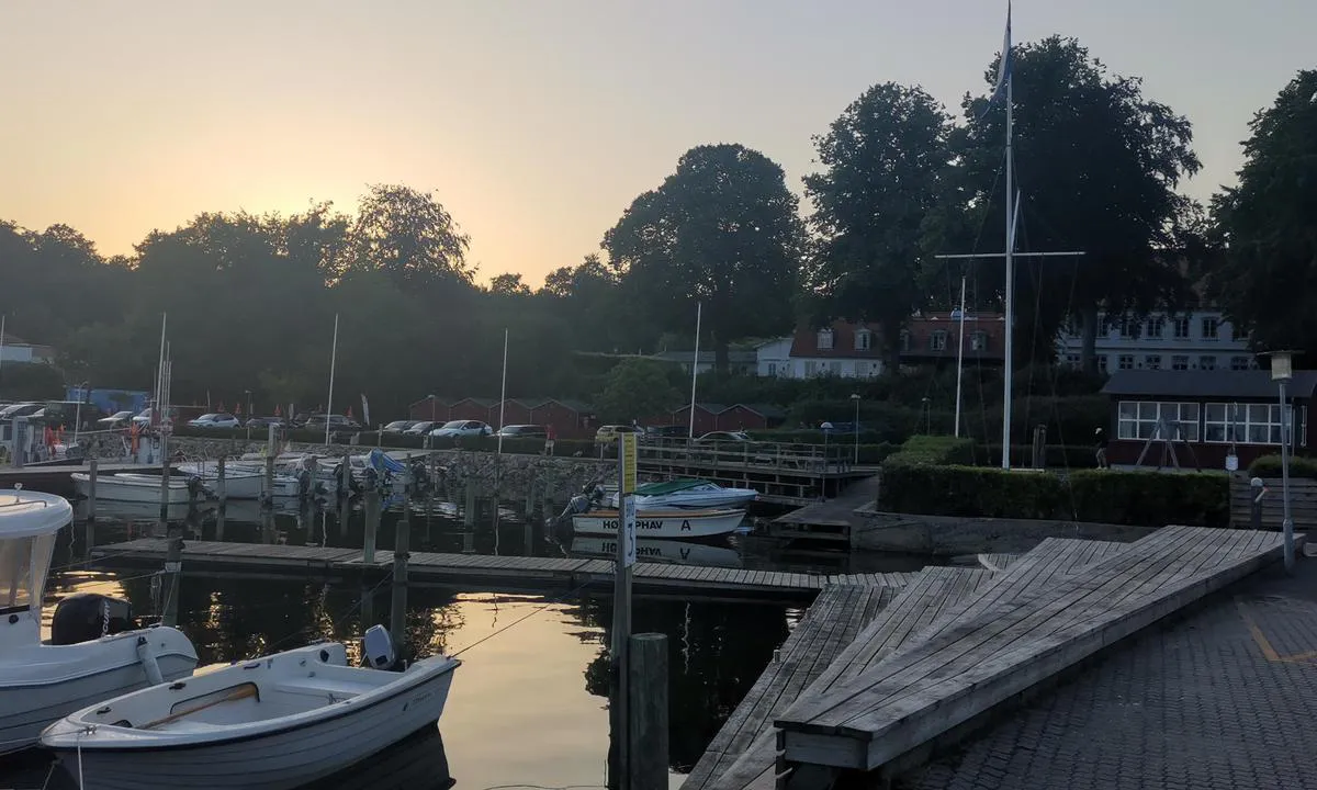 Høruphav Havn: {"base": "no", "no": "Indre del av havnen, med det \u00e6rverdige Hotel Baltic i bakgrunnen", "se": "Inre delen av hamnen, med det anrika Hotel Baltic i bakgrunden", "en": "Inner part of the harbor, with the venerable Hotel Baltic in the background", "da": "Indre del af havnen, med det \u00e6rv\u00e6rdige Hotel Baltic i baggrunden"}