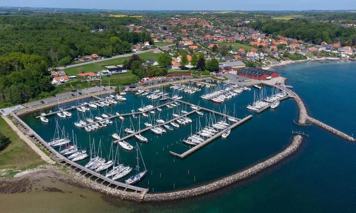 Høruphav Havn: {"base": "da", "no": "H\u00f8ruphav havn sett fra vest sommeren 2022.", "se": "H\u00f8ruphav hamn sedd fr\u00e5n v\u00e4st sommaren 2022.", "en": "H\u00f8ruphav harbor seen from the west, summer 2022.", "da": "H\u00f8ruphav havn set fra vest sommer 2022."}