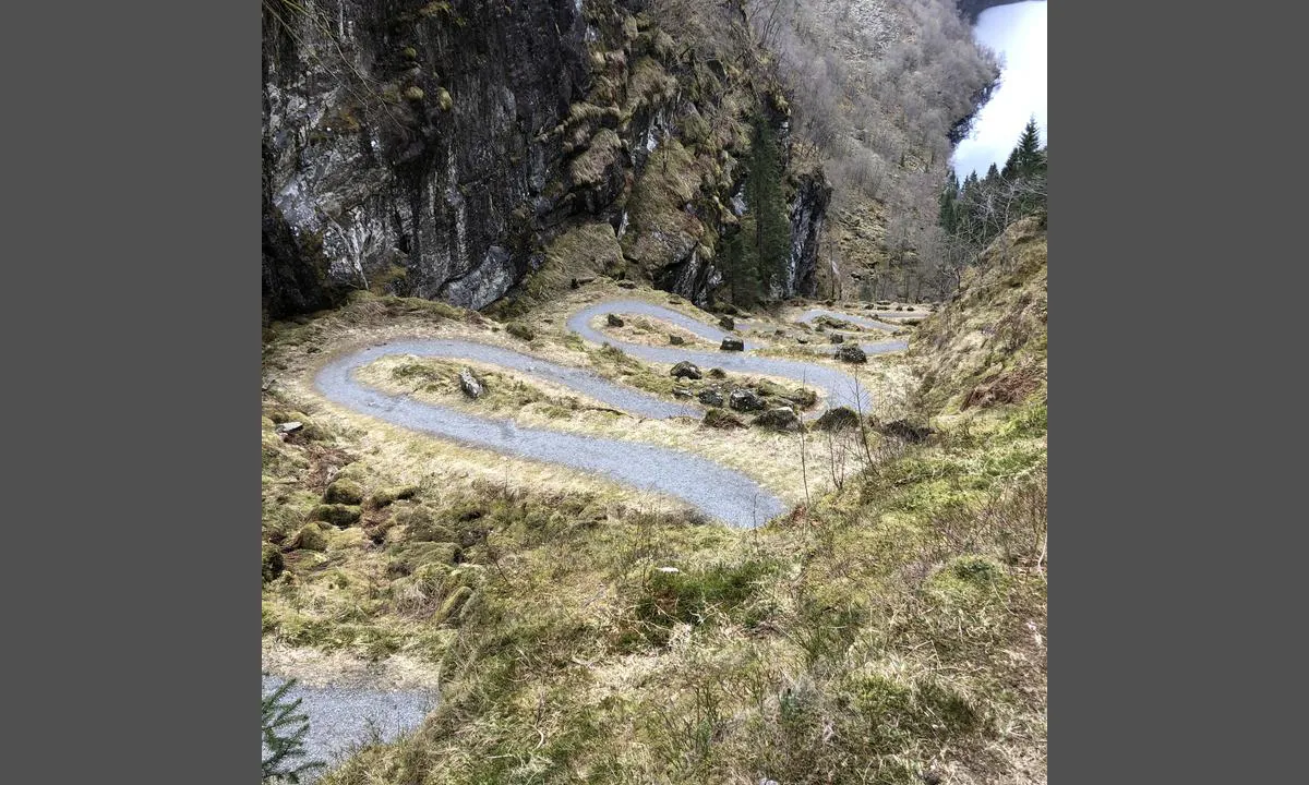 {"base": "no", "no": "Krossosvingane (i stor oppl\u00f8sning) er ett flott turm\u00e5l fra Hosanger.", "se": "Krossosvingane (i h\u00f6guppl\u00f6st) \u00e4r ett underbart utflyktsm\u00e5l fr\u00e5n Hosanger.", "en": "Krossosvingane (in high resolution) is a great hiking destination from Hosanger.", "da": "Krossosvingene (i stor opl\u00f8sning) er et flot turm\u00e5l fra Hosanger."}