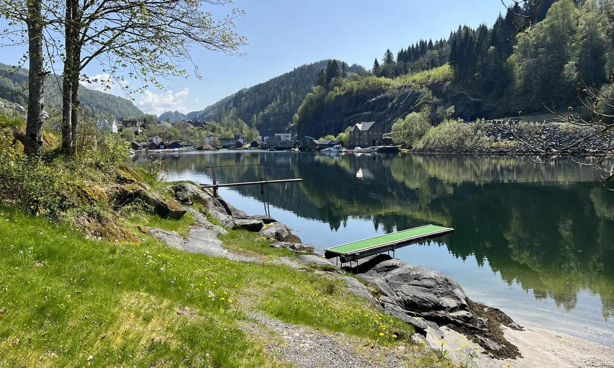 Hosanger: {"base": "no", "no": "Flott badeplass like ved", "se": "Fin badplats i n\u00e4rheten", "en": "Great swimming area nearby", "da": "Flot badeplads lige ved"}