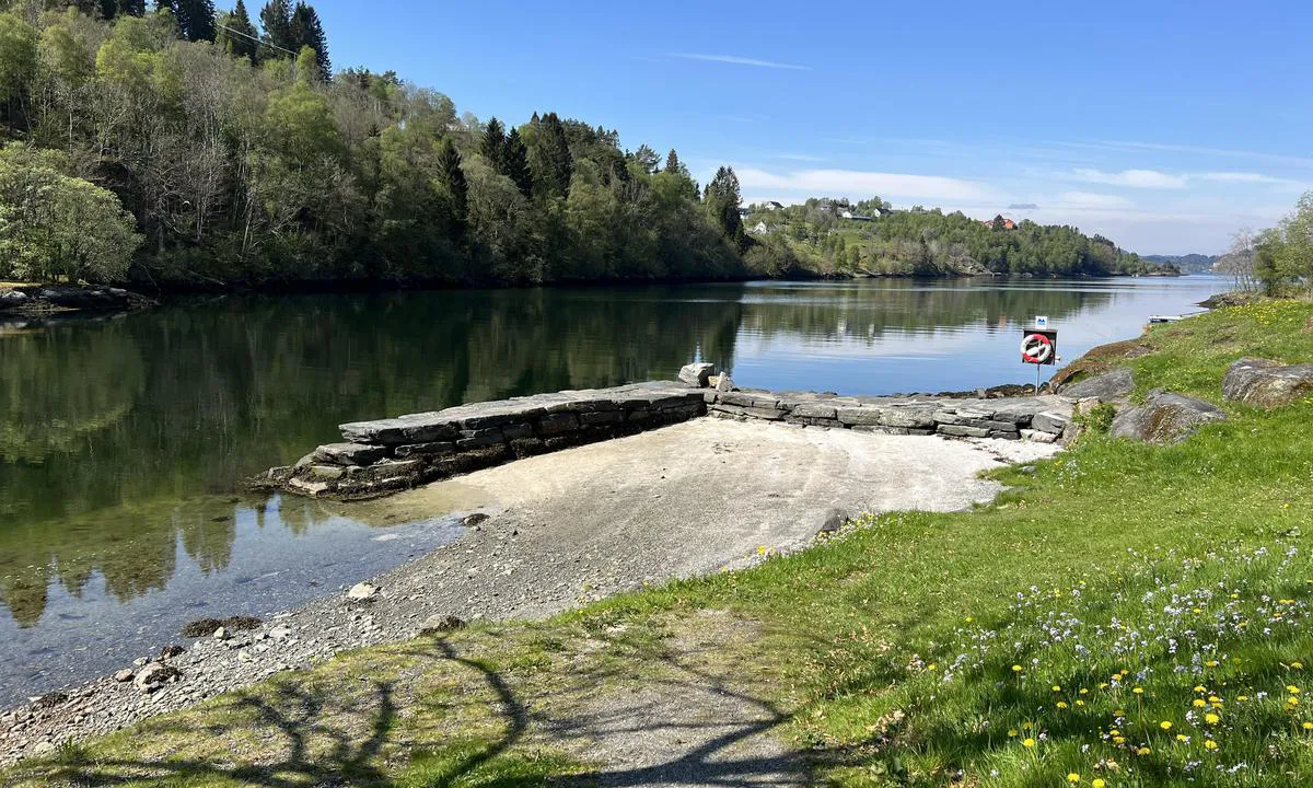 Hosanger: {"base": "no", "no": "Flott badeplass like ved", "se": "Fin badplats precis bredvid", "en": "Great swimming spot nearby", "da": "Flot badeplads lige ved"}