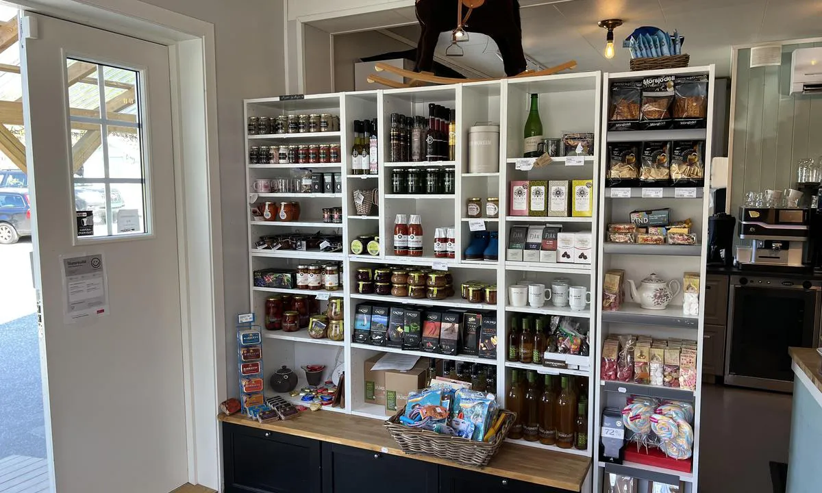 Hosanger: {"base": "da", "no": "Fra Landhandleriet", "se": "Fr\u00e5n Lanthandeln", "en": "From the General Store", "da": "Fra Landhandleriet"}