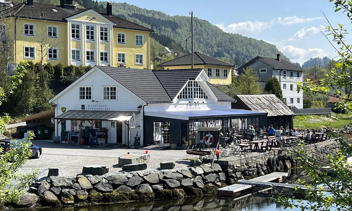 Hosanger: Mjøsvågen Landhandleri med servering og gjestehavn.
