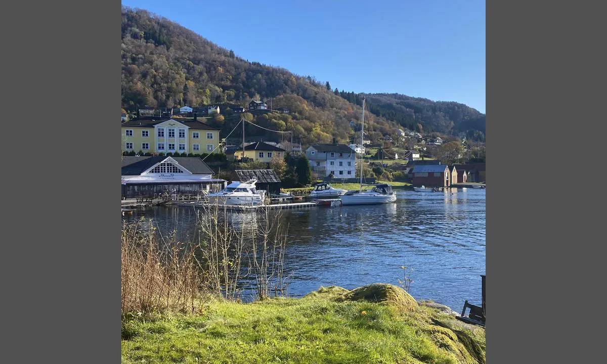 {"base": "no", "no": "Hosanger, Mj\u00f8sv\u00e5gen Landhandleri.", "se": "Hosanger, Mj\u00f8sv\u00e5gen Lanthandel.", "en": "Hosanger, Mj\u00f8sv\u00e5gen General Store.", "da": "Hosanger, Mj\u00f8sv\u00e5gen Landhandel."}