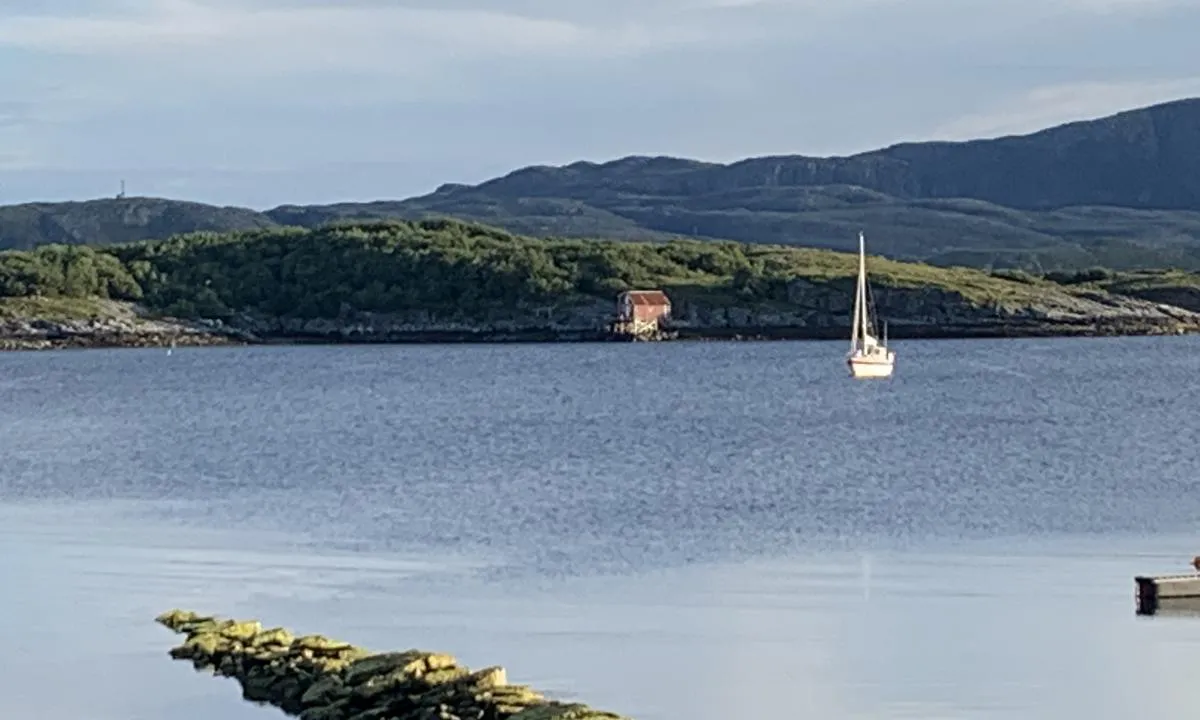 Hosnavik: {"base": "no", "no": "Tok gummib\u00e5ten inn til den private marinen like ved, og gikk derfra bort til Strandbaren.", "se": "Tog gummib\u00e5ten in till den privata marinan i n\u00e4rheten, och gick d\u00e4rifr\u00e5n bort till Strandbaren.", "en": "Took the dinghy to the private marina nearby, and went from there to the Beach Bar.", "da": "Tog gummib\u00e5den ind til den private marina lige ved, og gik derfra bort til Strandbaren."}